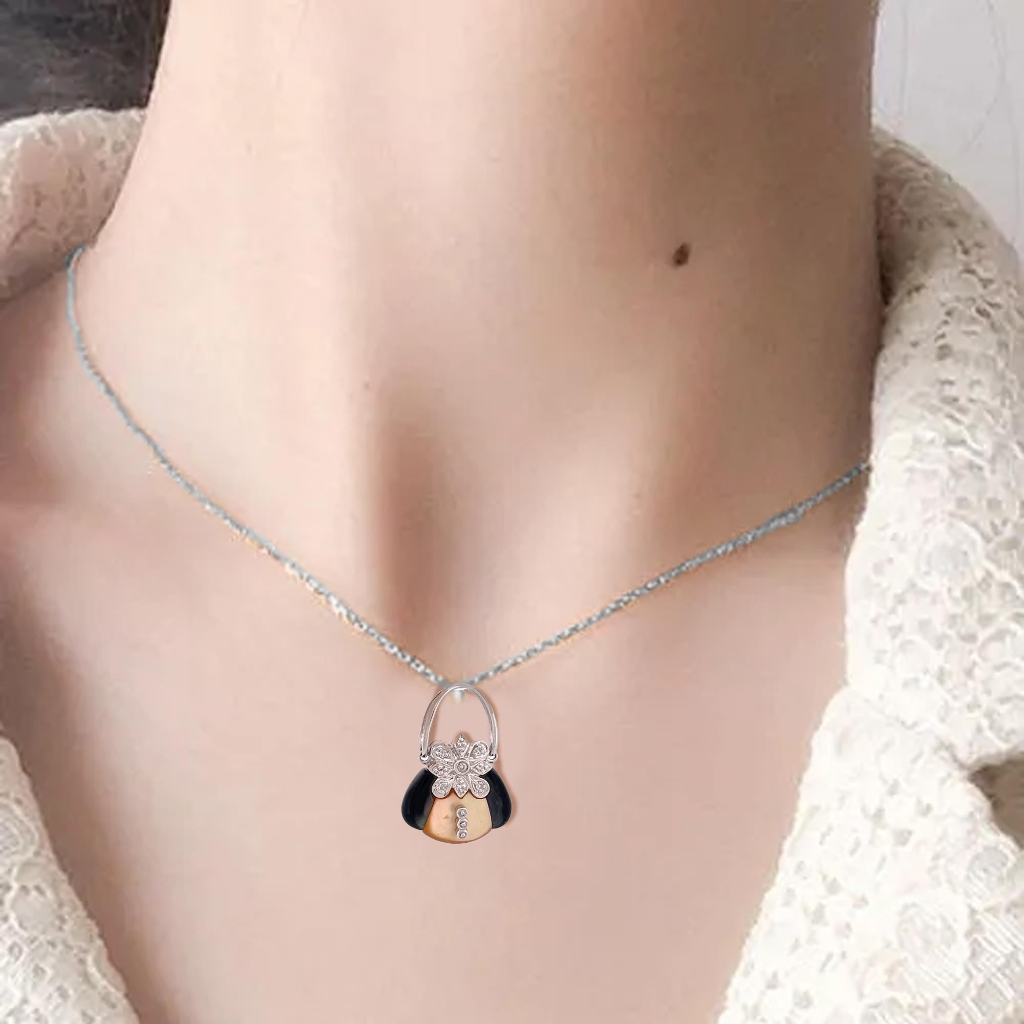 Taglio rotondo Lussuoso ciondolo da borsa in oro bianco 14k con onice e madreperla in vendita