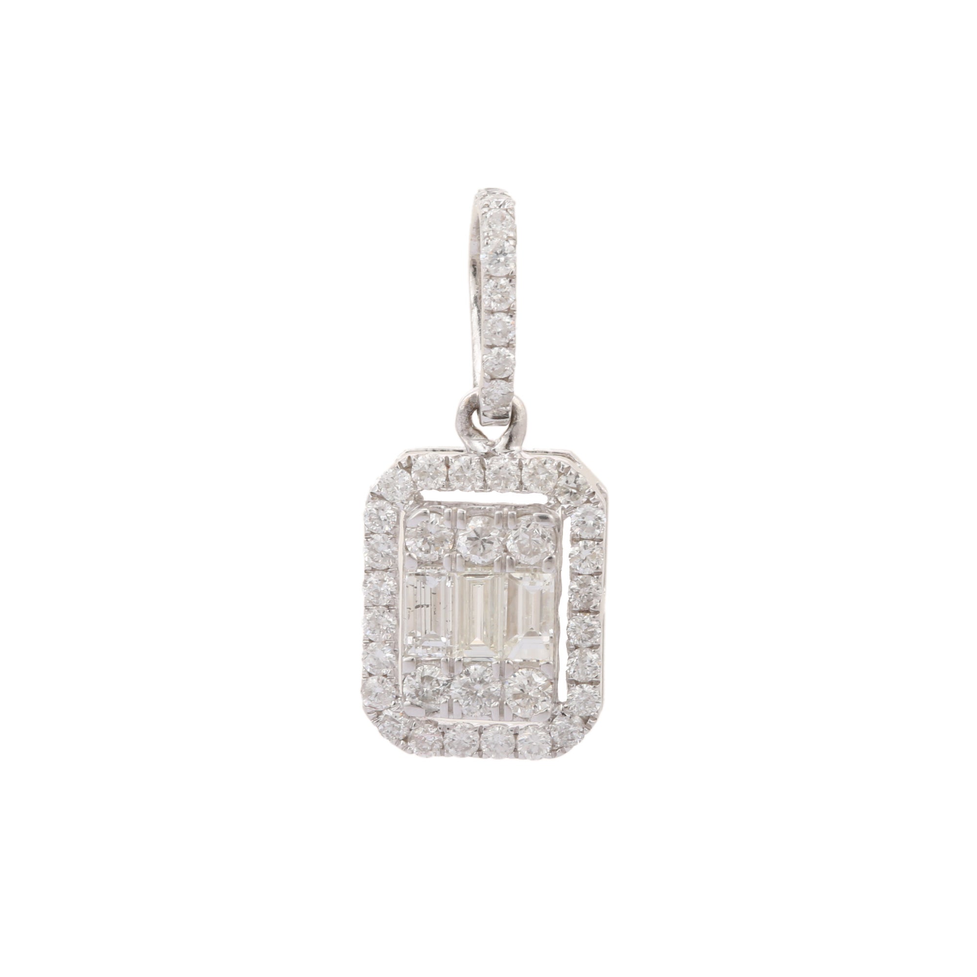 Pendentif en diamant en or 14K. Il comporte un mélange de diamants taillés qui complètent votre look avec une touche décente. Les pendentifs sont utilisés pour être portés ou offerts pour représenter l'amour et les promesses. C'est un bijou