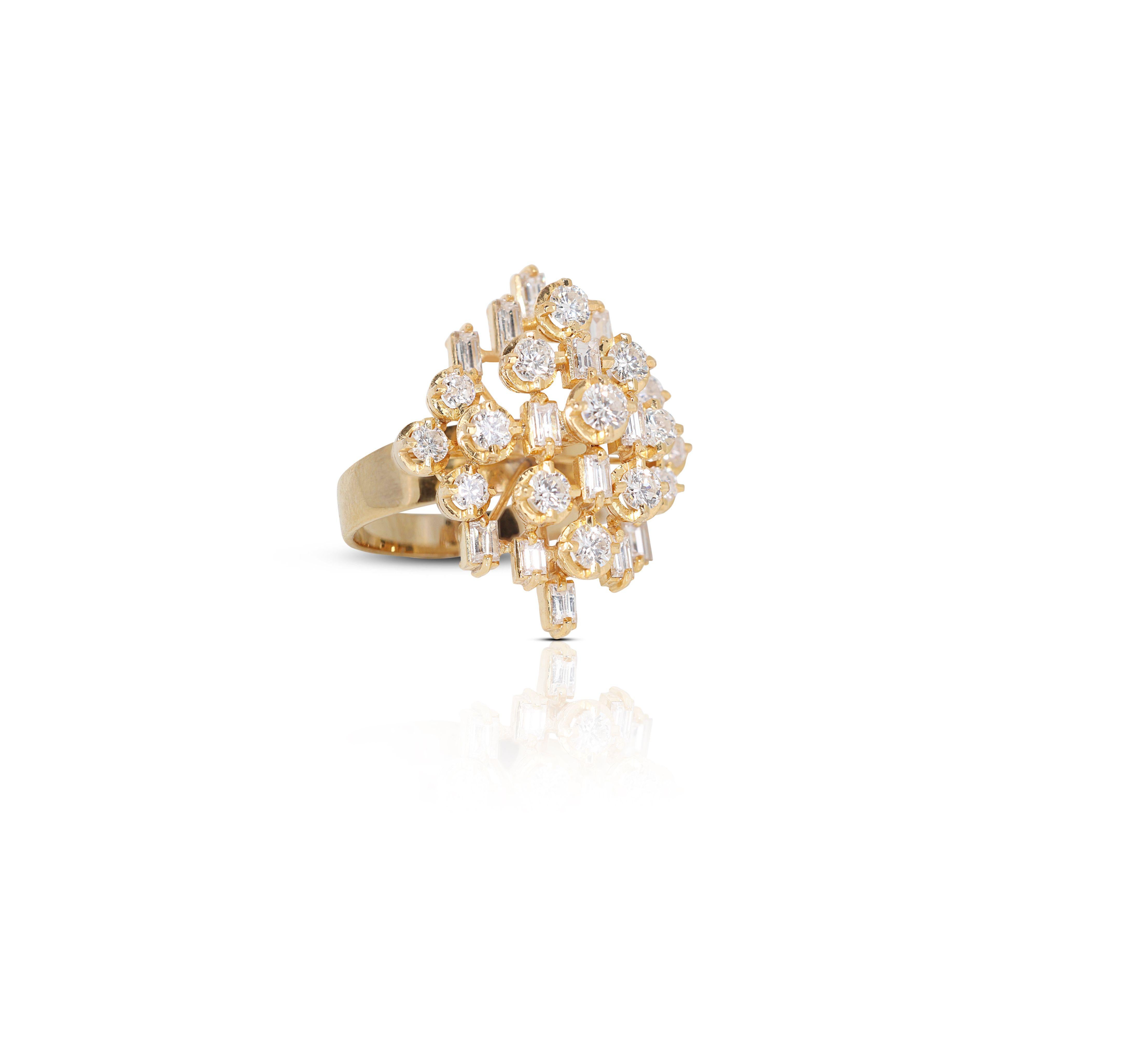 Luxuriöser Kronleuchter-Ring aus 14 Karat Gelbgold im Zustand „Neu“ im Angebot in רמת גן, IL