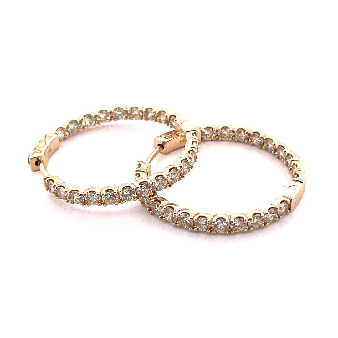 Make a statement with these luxurious 14k yellow gold hoop earrings, featuring a total carat weight of 3.50TCW diamonds. Weighing 10.30 grams, these earrings are designed to add a touch of glamour to any outfit.

Crafted from high-quality 14k yellow