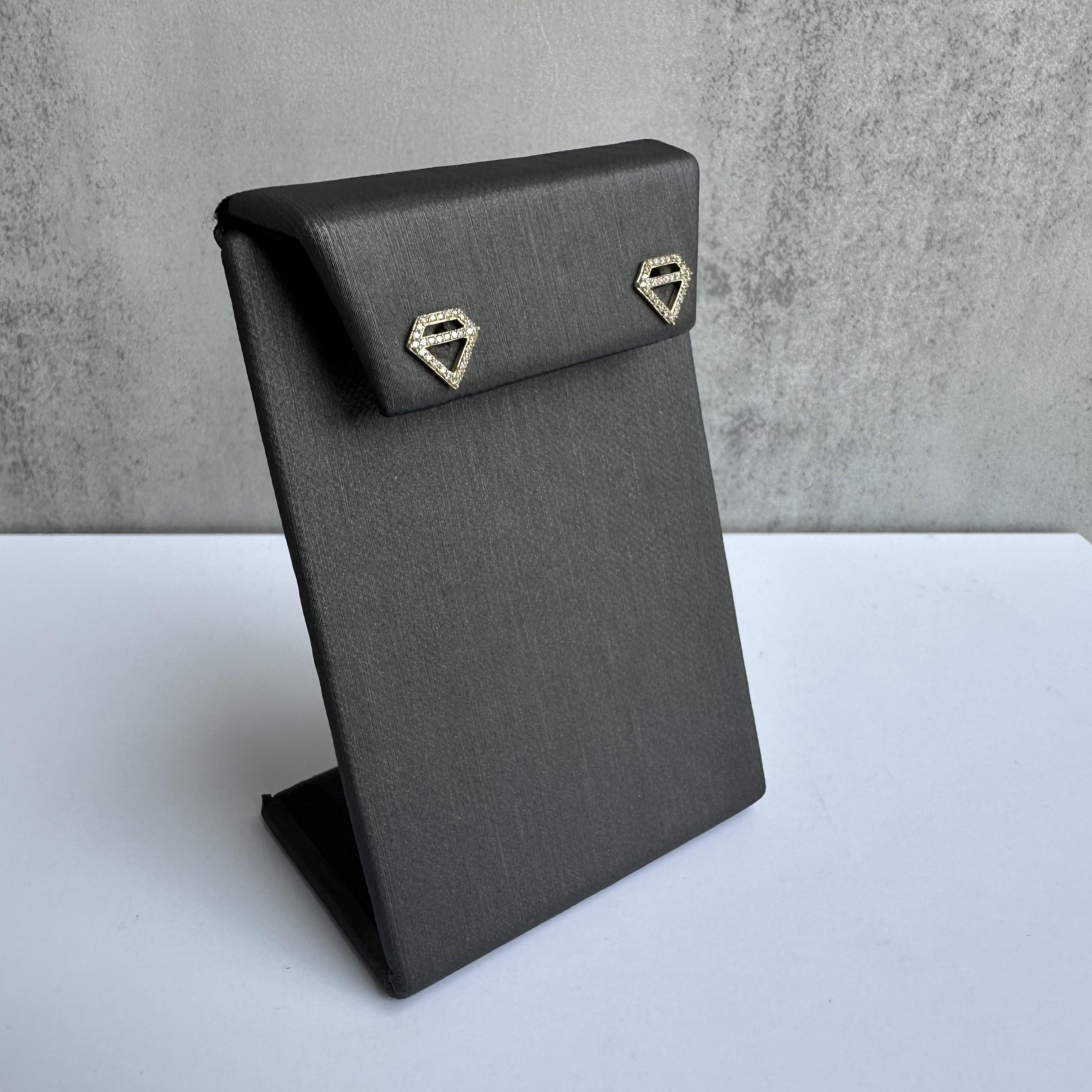 Verleihen Sie Ihrer Schmucksammlung einen Hauch von geometrischer Eleganz mit diesen diamantförmigen Ohrringen aus 14kt Gelbgold mit 0,17 Karat GH SI Diamanten. Diese exquisiten Ohrringe vereinen moderne Ästhetik mit klassischem Luxus und eignen