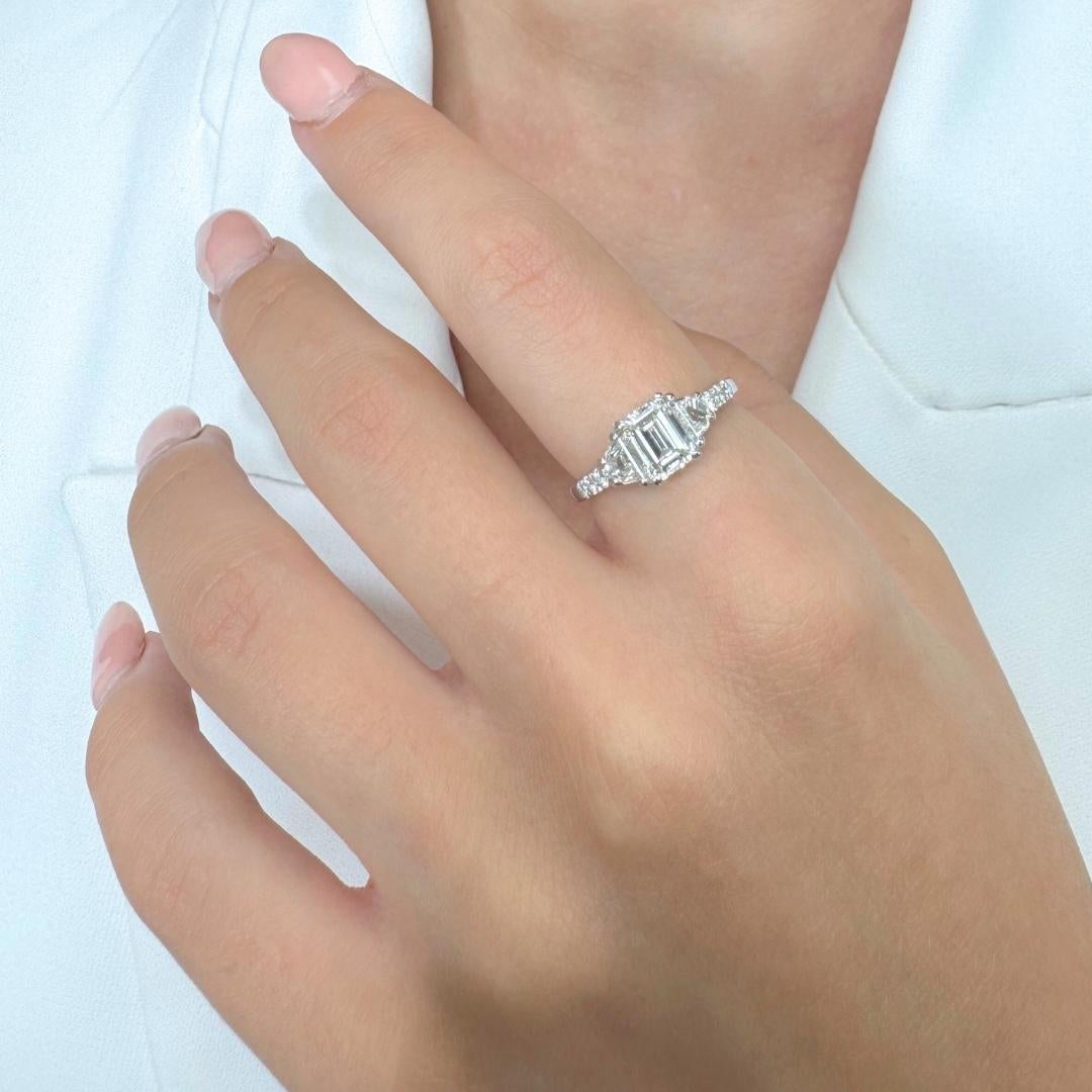 Luxuriöser 1,54ct Diamanten 3-Stein Ring in 18k Weißgold - IGI zertifiziert

Dieser Ring aus 18 Karat Weißgold ist ein Meisterwerk an Präzision und Eleganz. In seinem Zentrum befindet sich ein atemberaubender Diamant im Smaragdschliff mit 1,01