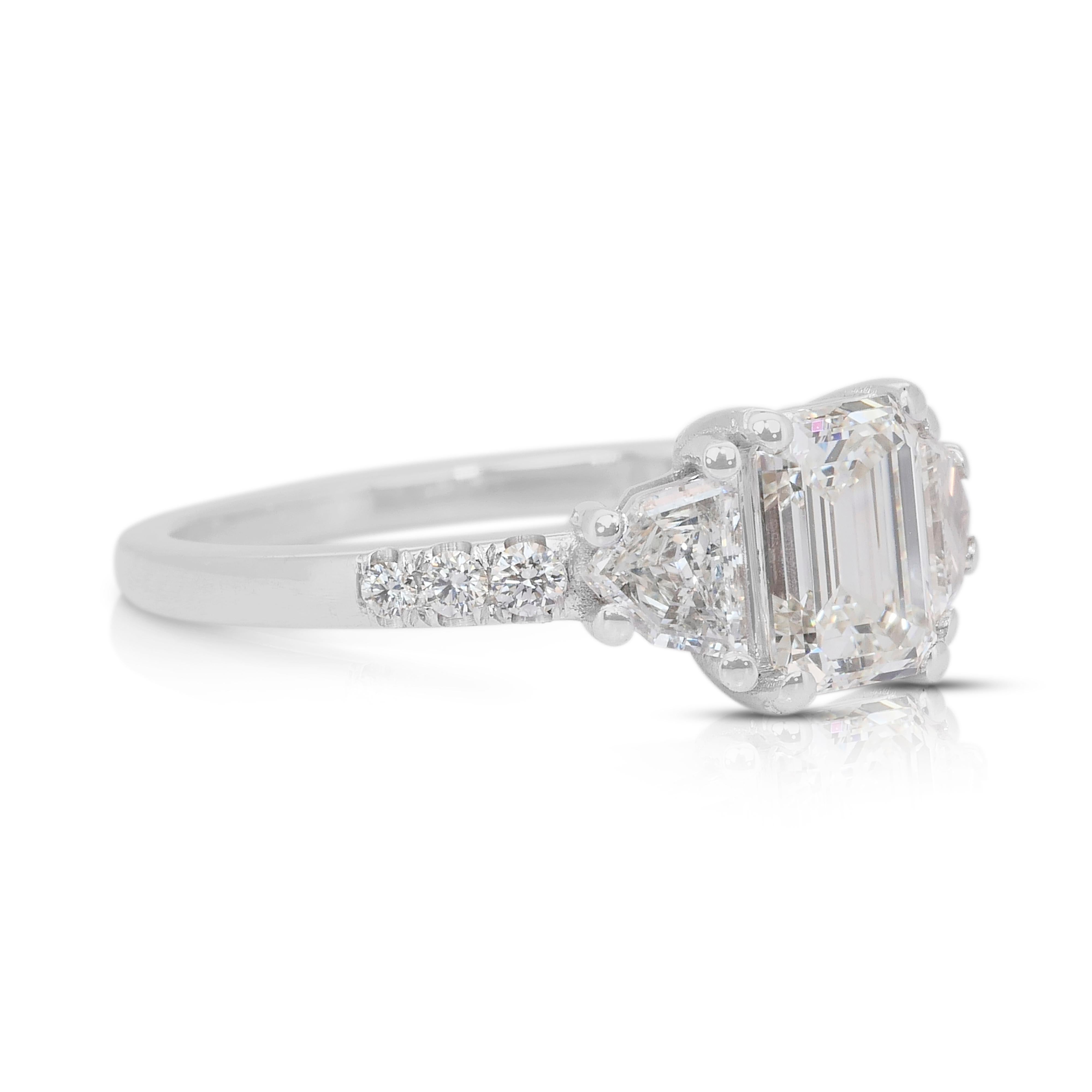 Luxuriöser 1,54ct Diamanten 3-Stein Ring in 18k Weißgold - IGI zertifiziert (Smaragdschliff) im Angebot