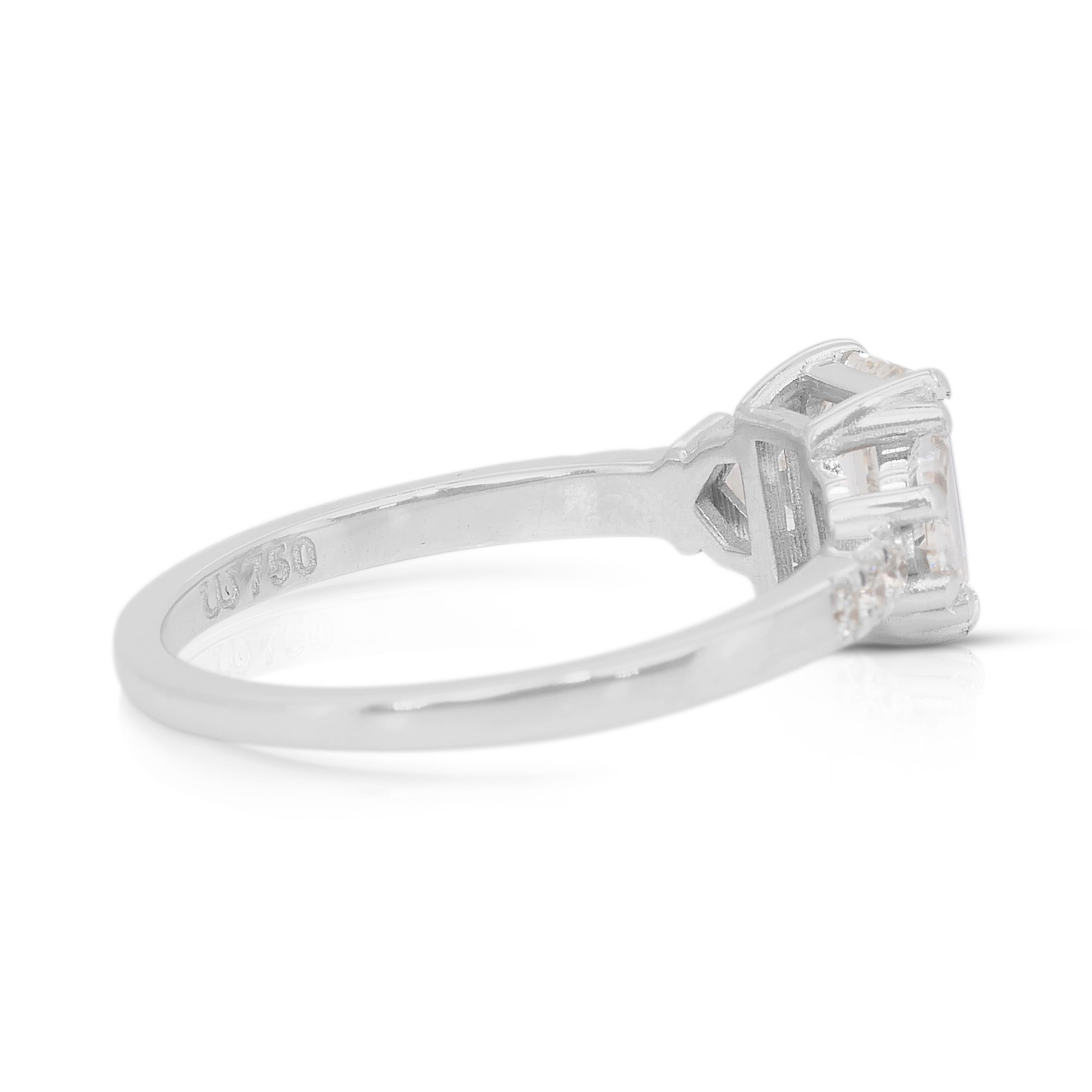 Luxuriöser 1,54ct Diamanten 3-Stein Ring in 18k Weißgold - IGI zertifiziert im Zustand „Neu“ im Angebot in רמת גן, IL