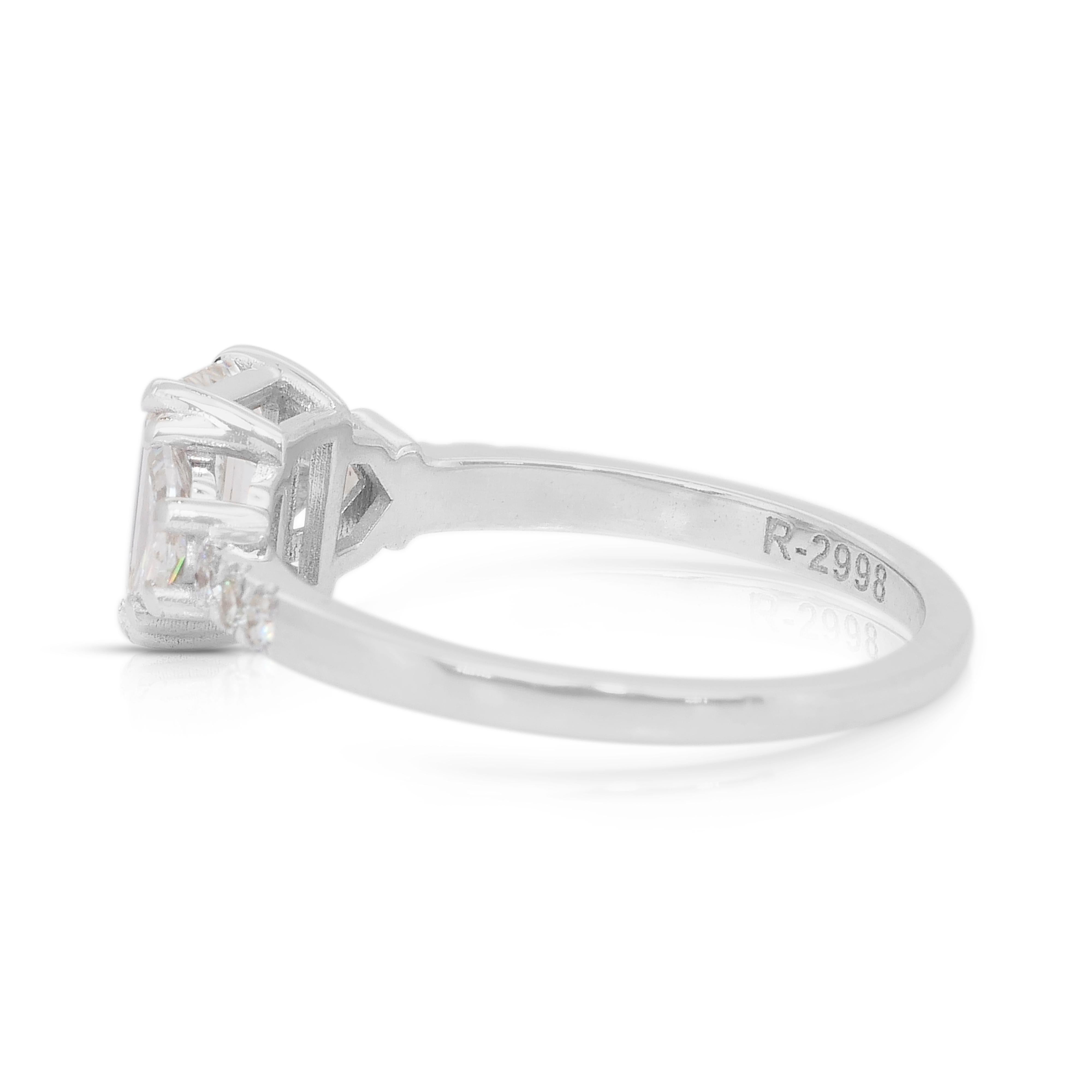 Luxuriöser 1,54ct Diamanten 3-Stein Ring in 18k Weißgold - IGI zertifiziert im Angebot 1