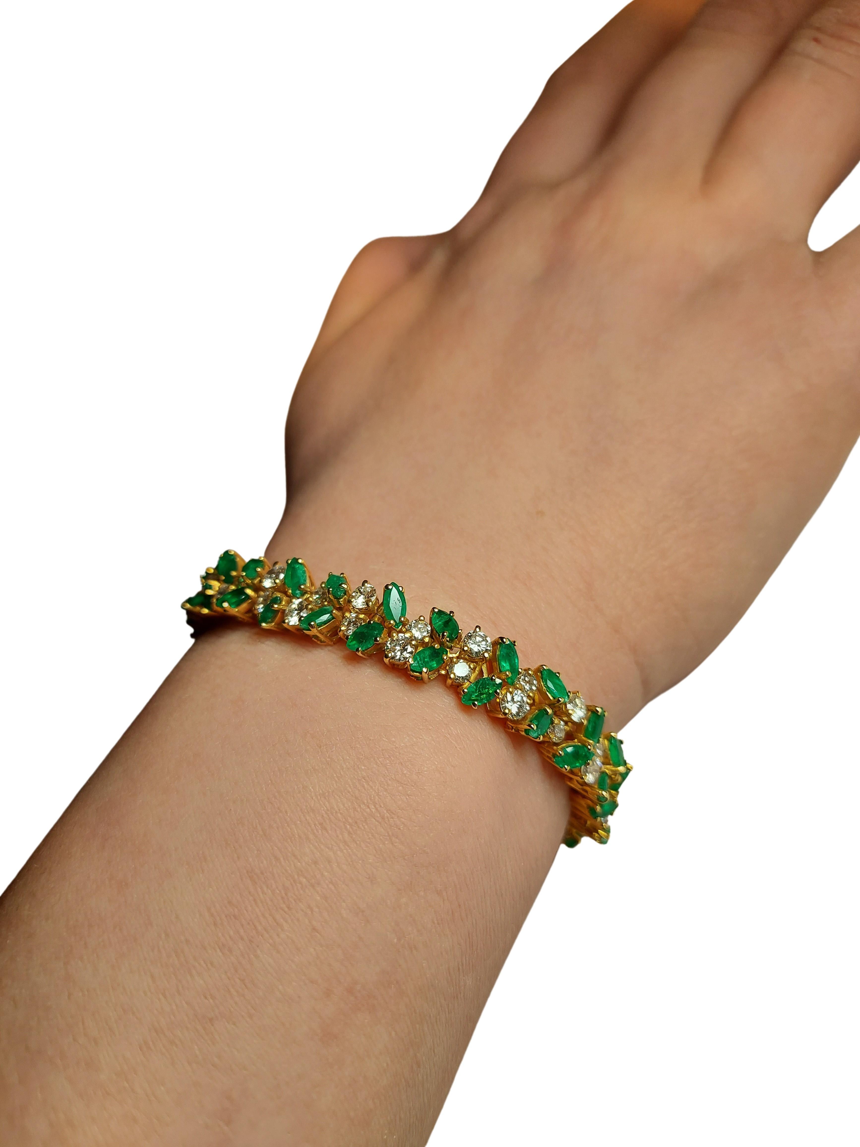 Luxurious 18 Karat Gold Bracelet with 6.75 Carat Diamonds and 10 Carat Emeralds For Sale 3