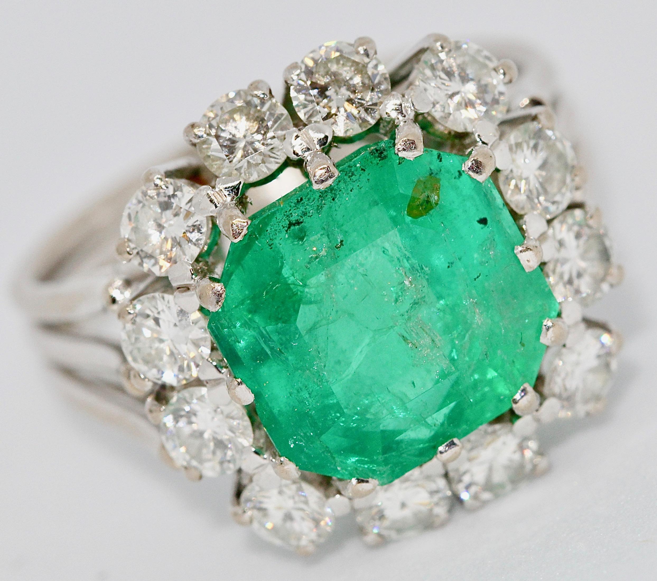 Luxurious 18 Karat white gold ring with large emerald and 12 diamonds

The diamonds are of very good quality and each have a size of minimum 0.1 ct.
Total carat diamonds min. 1.2 ct.

Emerald is natural and untreated. The emerald has visible