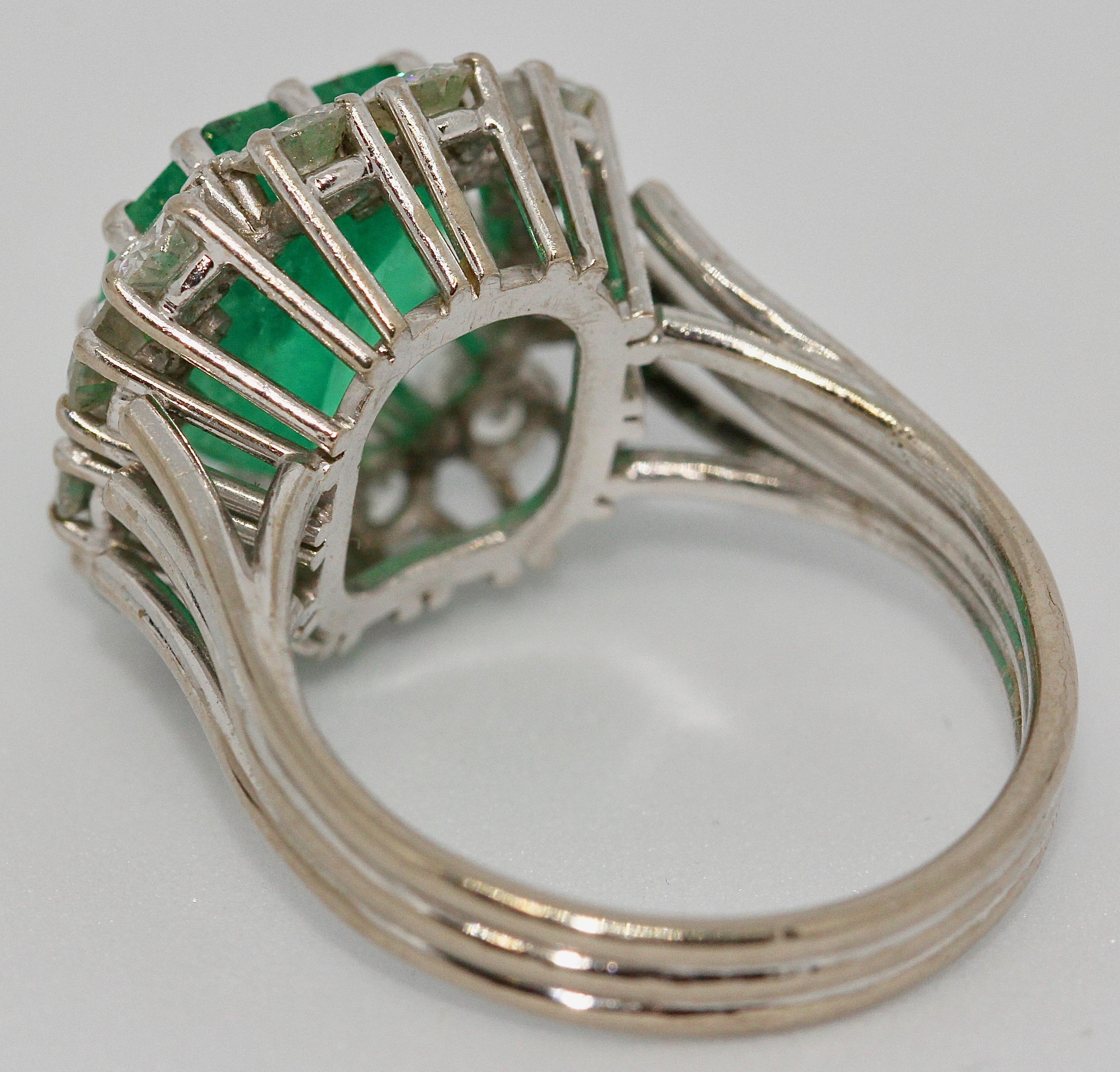 Luxurious 18 Karat White Gold Ring with Large Emerald and 12 Diamonds In Good Condition For Sale In Berlin, DE