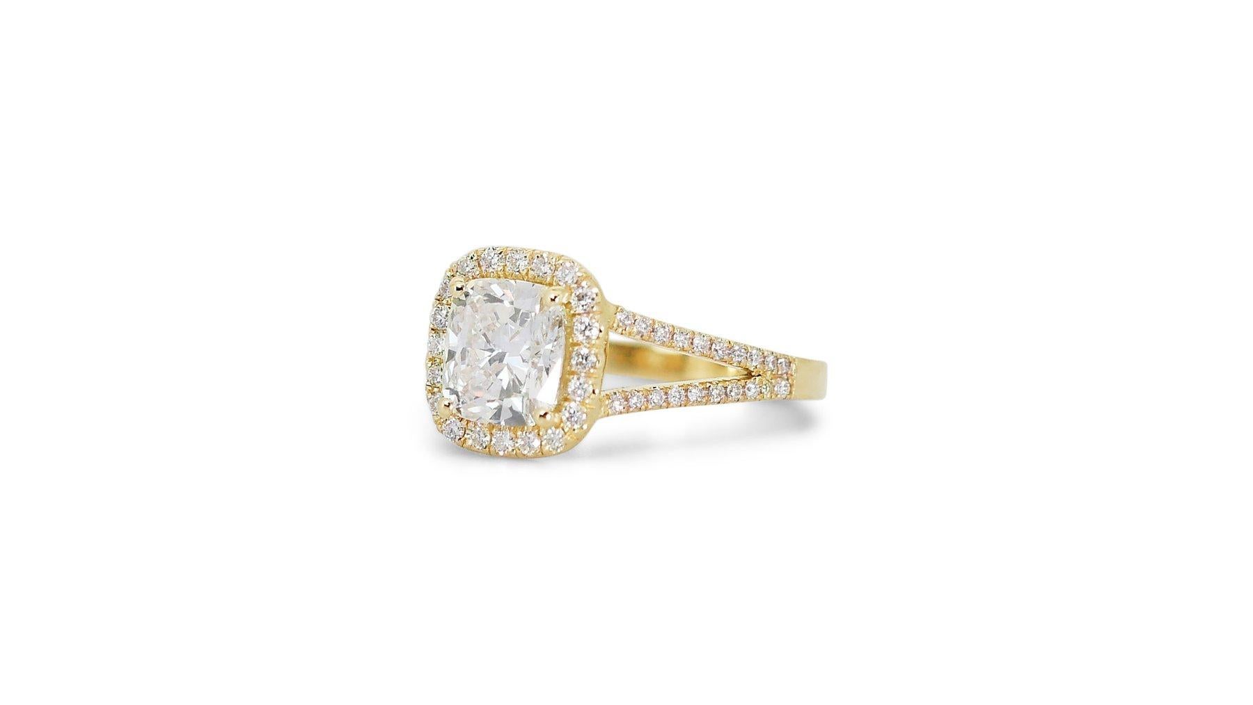 Bague luxueuse en or jaune 18 carats avec halo de diamants de 1,80 ct - certifiée GIA

Laissez-vous séduire par la sophistication de cette luxueuse bague en or jaune 18 carats, centrée sur un diamant taille coussin de 1,50 carat. Cette pièce