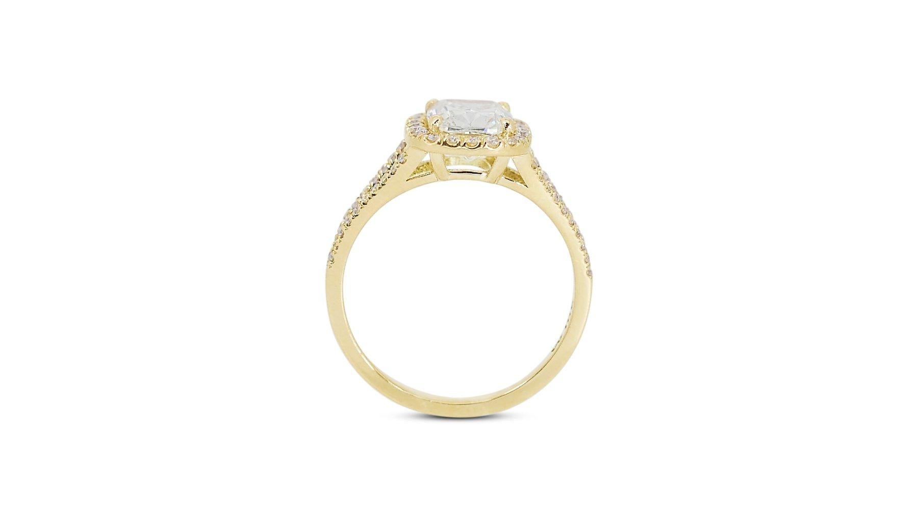 Bague luxueuse en or jaune 18 carats avec halo de diamants de 1,80 ct - certifiée GIA Neuf - En vente à רמת גן, IL