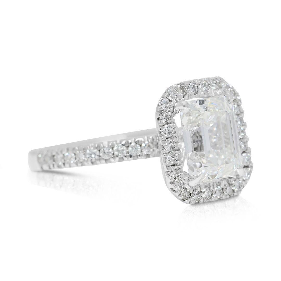 Luxurious 1.86ct Natural Diamond Halo Pave Ring in 18K White Gold by MOUAWAD Corte redondo en venta
