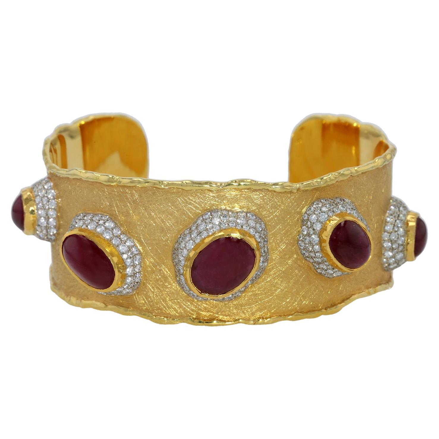 Luxuriöse Manschette aus 18 Karat und 24 Karat Gold mit Greenland-Rubinen und Diamanten von Victor Velyan