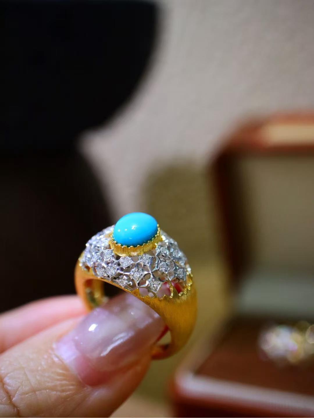 Luxurious 18K Gold Turquoise Inlaid with Multiple Diamonds Ring

Premium Gemstones: Features a vivid blue turquoise as the centerpiece, surrounded by multiple sparkling diamonds.
Elegant Metalwork: Crafted from 18K gold, with a textured shank and a