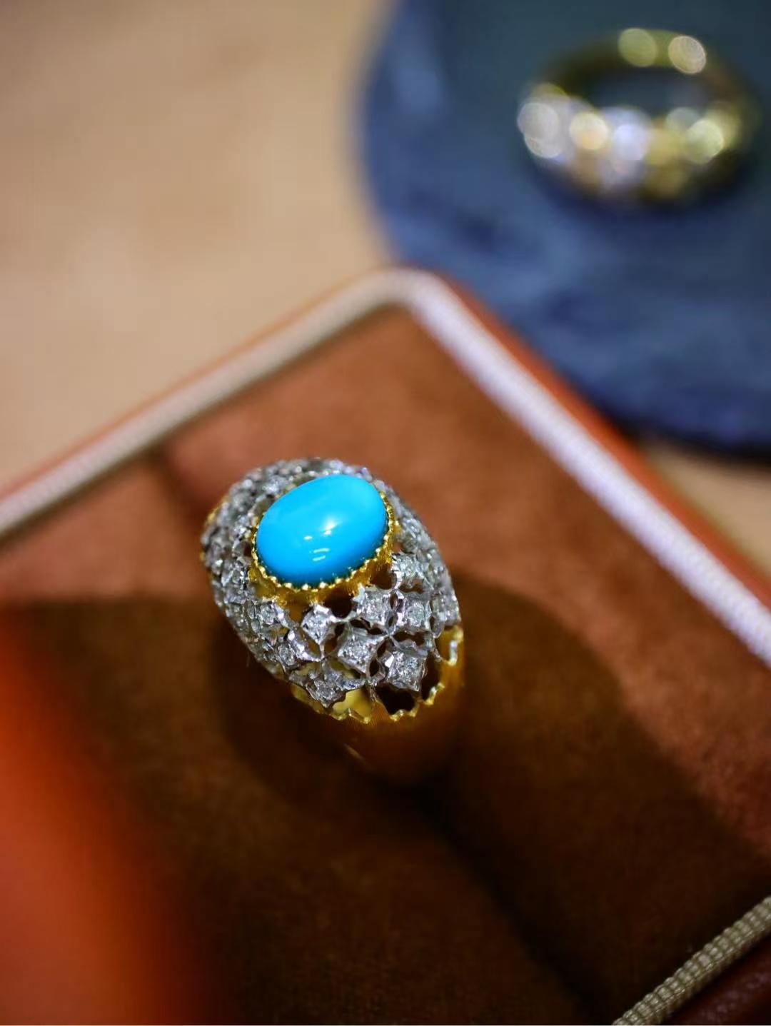 Modern Luxurious 18K Gold Turquoise Inlaid with Multiple Diamonds Ring For Sale