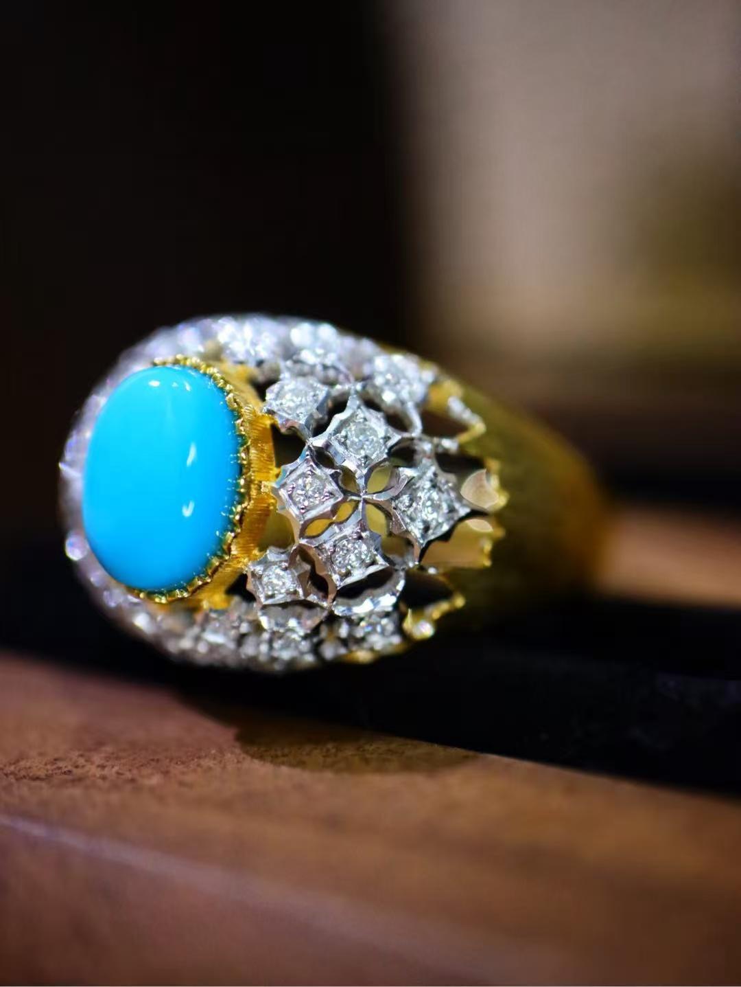Luxurious 18K Gold Turquoise Inlaid with Multiple Diamonds Ring In New Condition For Sale In Kowloon, HK