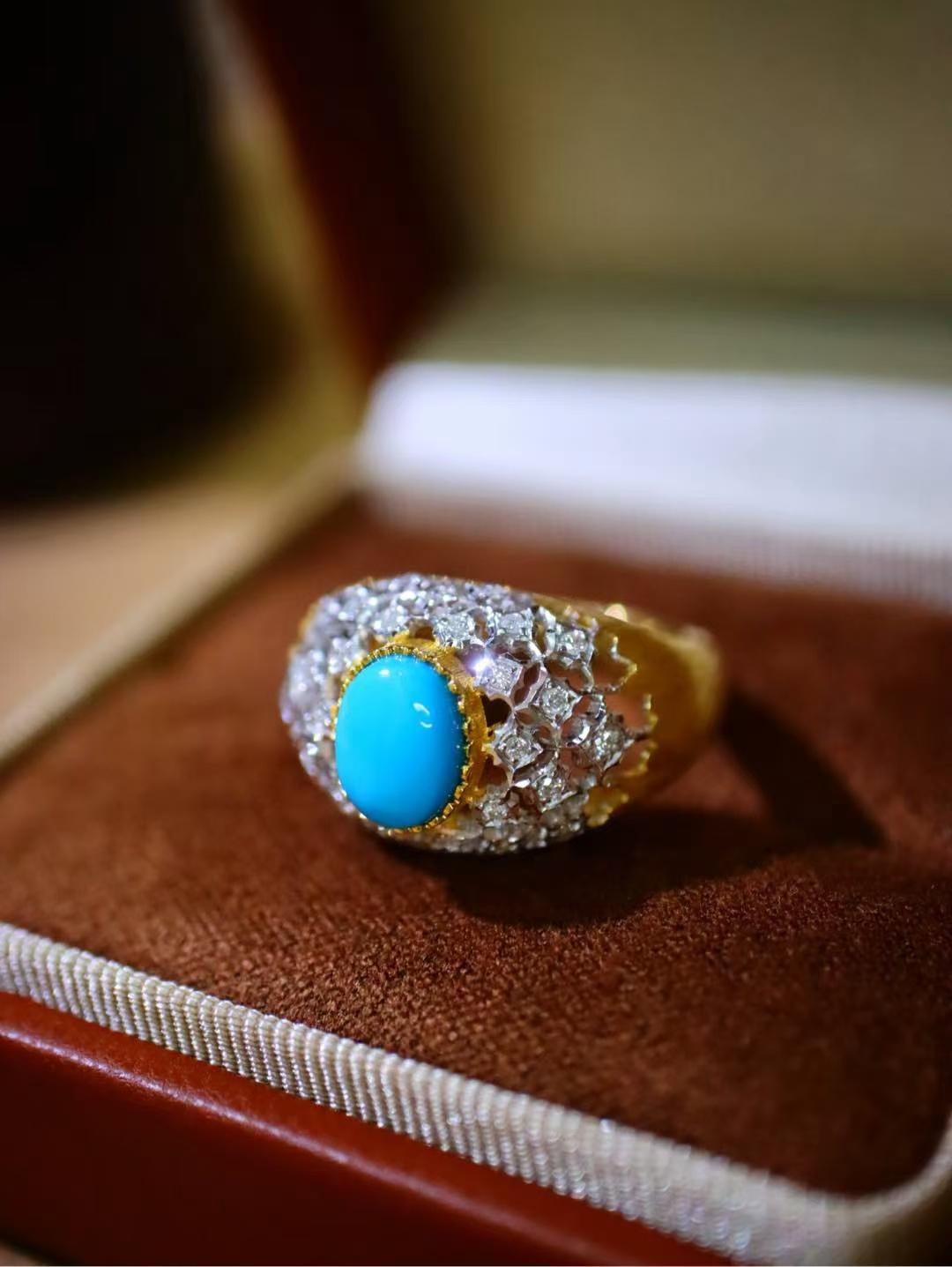 Luxurious 18K Gold Turquoise Inlaid with Multiple Diamonds Ring For Sale 1