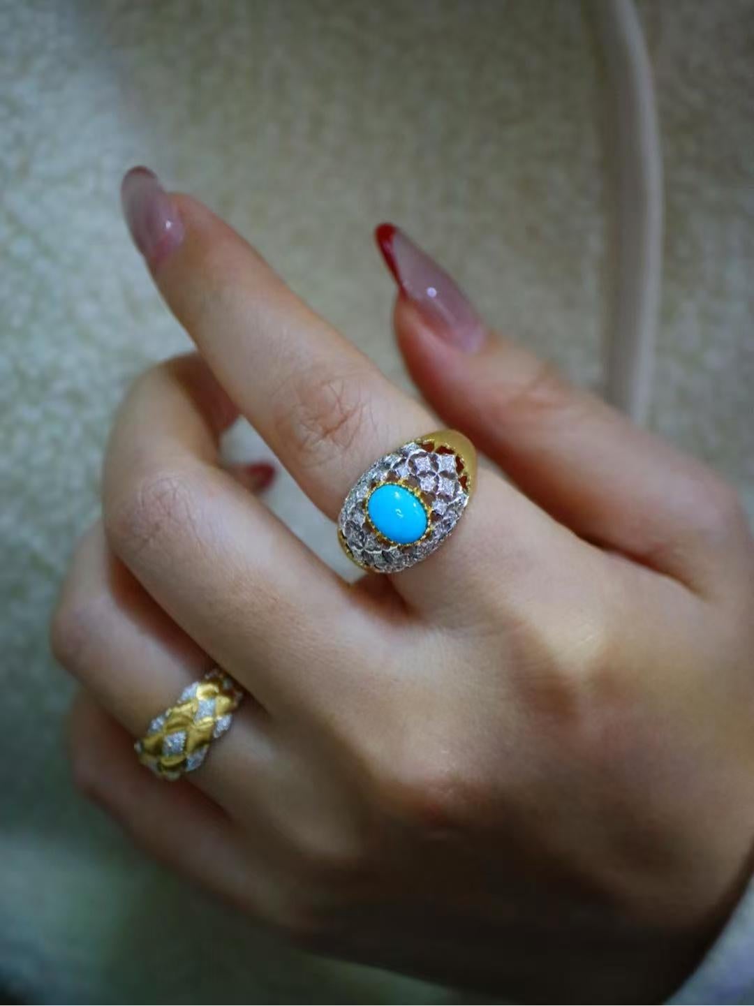 Luxurious 18K Gold Turquoise Inlaid with Multiple Diamonds Ring For Sale 2