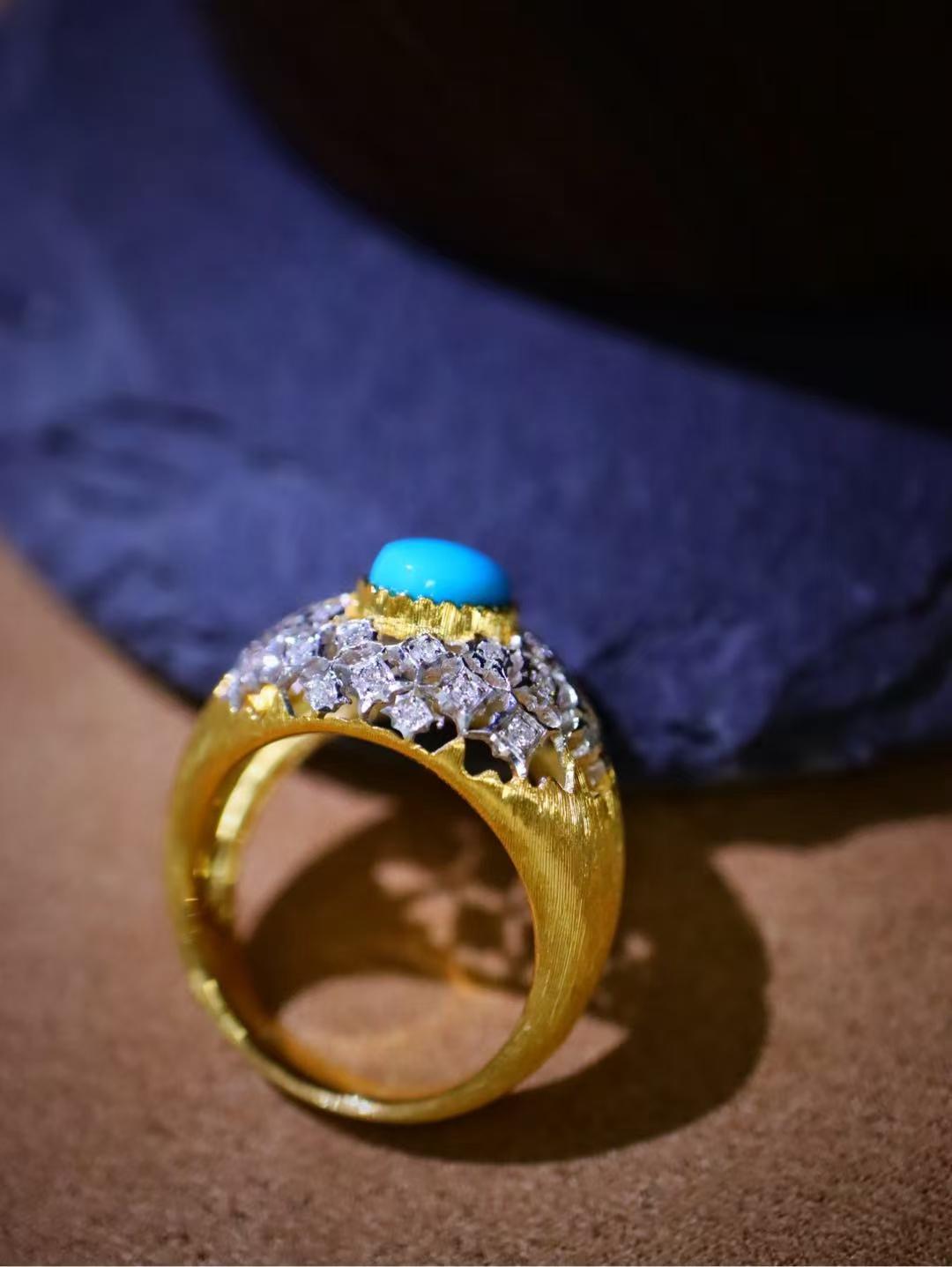 Luxurious 18K Gold Turquoise Inlaid with Multiple Diamonds Ring For Sale 3