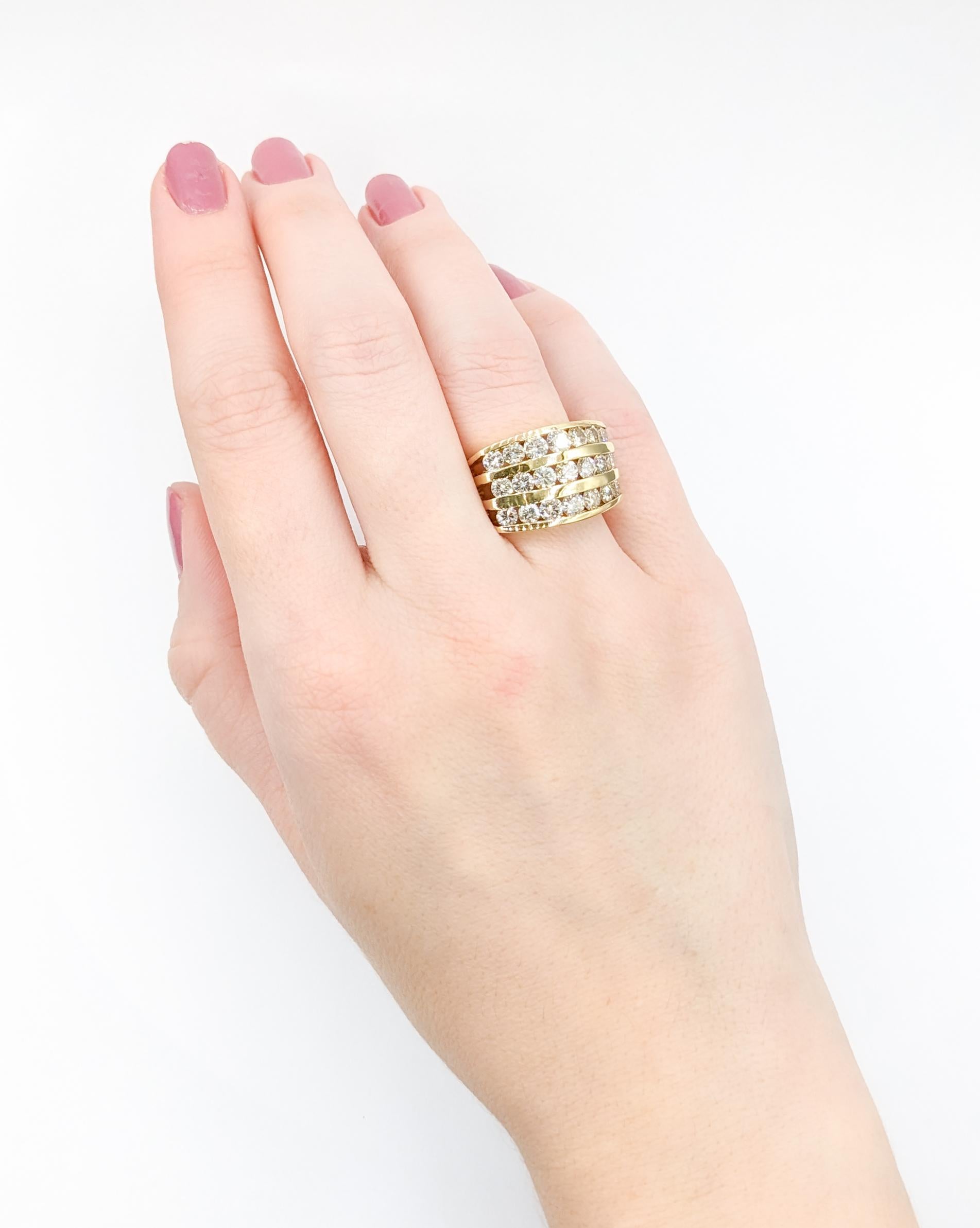 Luxuriöser 18k Dreireihiger Diamant-Ring mit 2,75 Karat (Zeitgenössisch) im Angebot