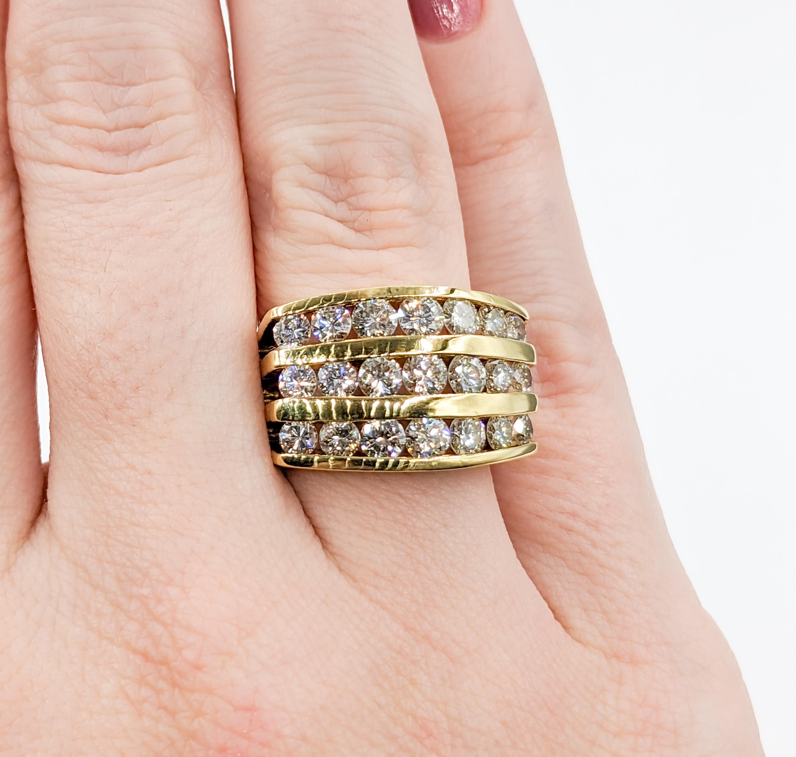 Luxuriöser 18k Dreireihiger Diamant-Ring mit 2,75 Karat (Rundschliff) im Angebot