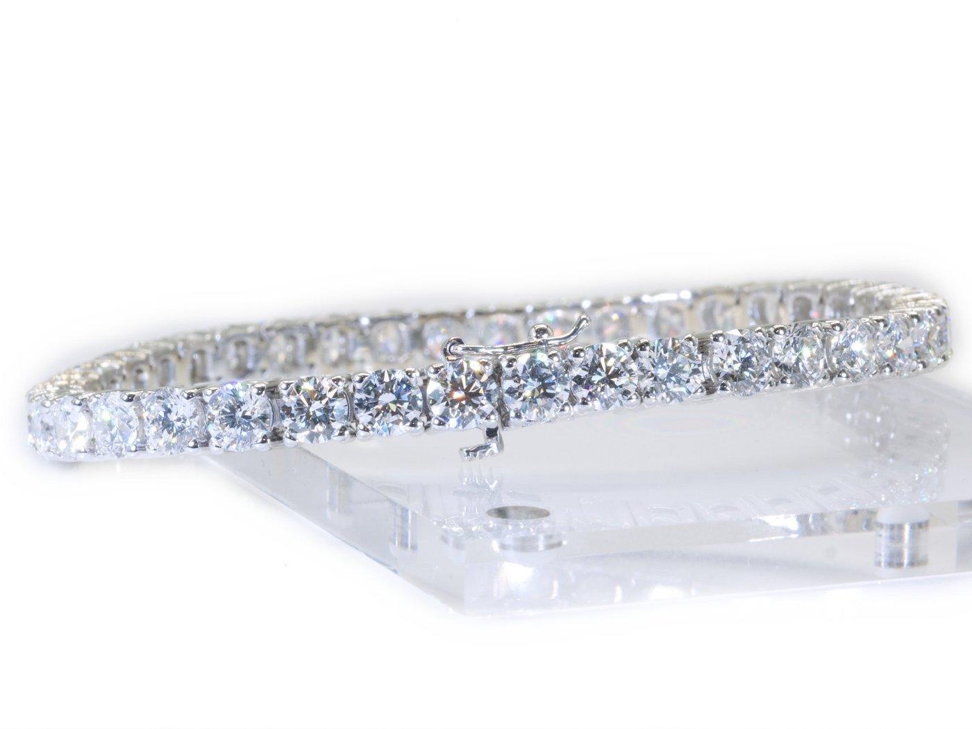 Bracelet de tennis idéal et brillant avec 40 diamants naturels de qualité D/VVS1 tous les diamants de taille idéale avec des paramètres 3EX ce qui rend ce bracelet de tennis extrêmement brillant et étincelant tous les diamants sont livrés avec un