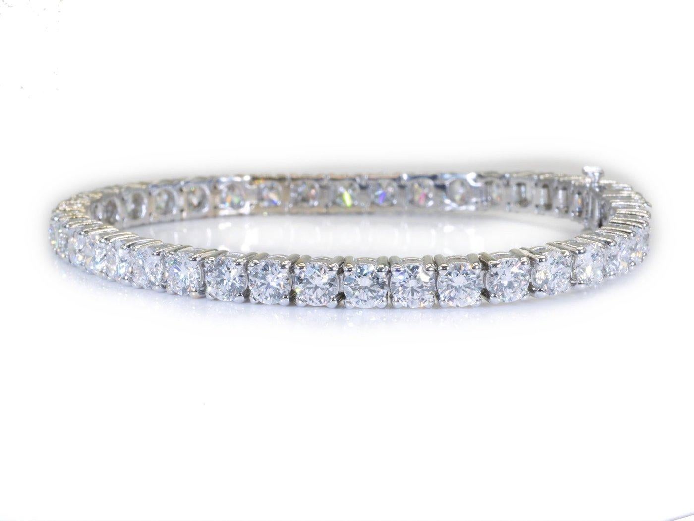 Luxurious 18k White Gold Bracelet w/ 12.51 Ct Natural Diamonds, GIA Certificate In New Condition For Sale In רמת גן, IL