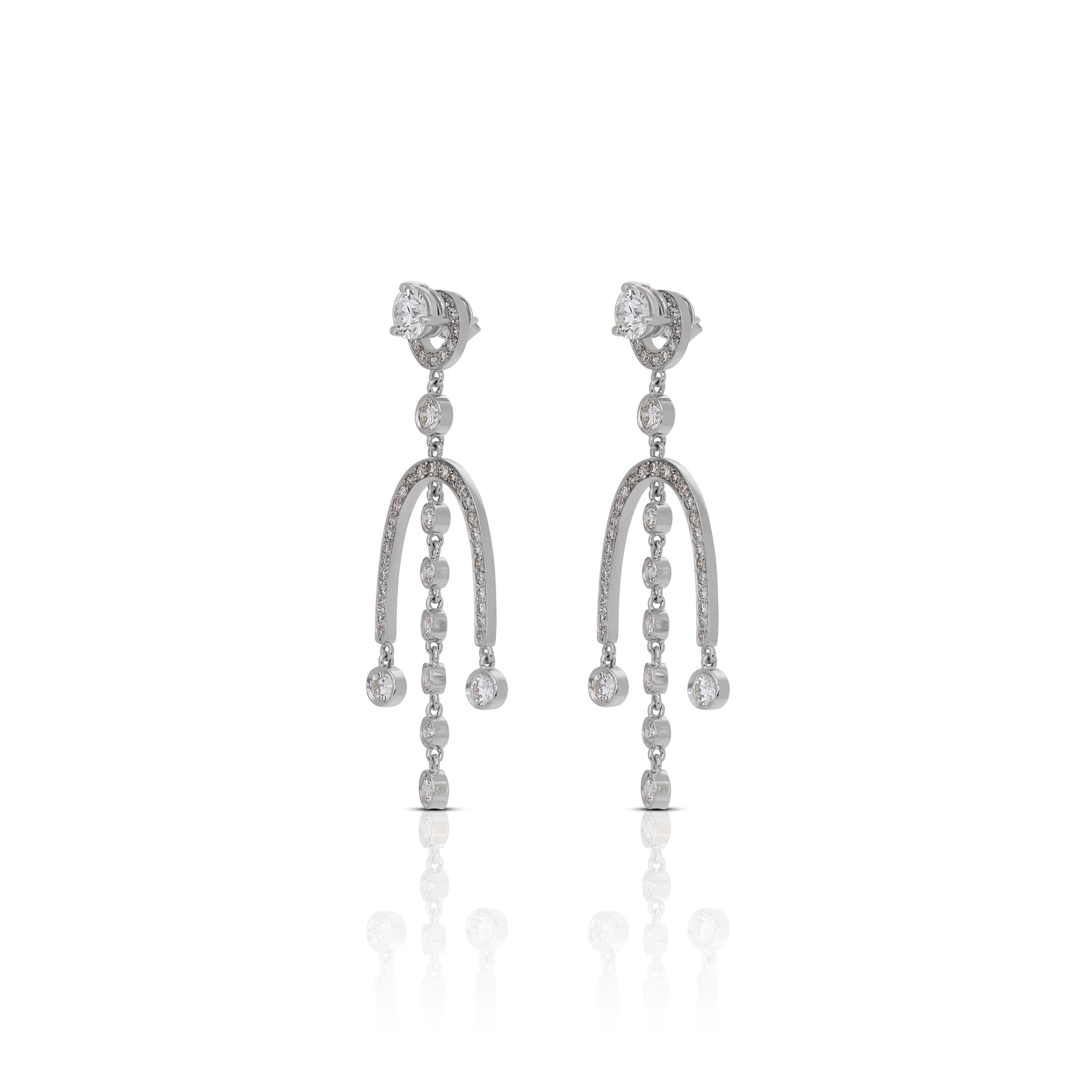 Luminous 0.39ct Natural Diamond Dangling Earrings in 18K White Gold In Excellent Condition For Sale In רמת גן, IL