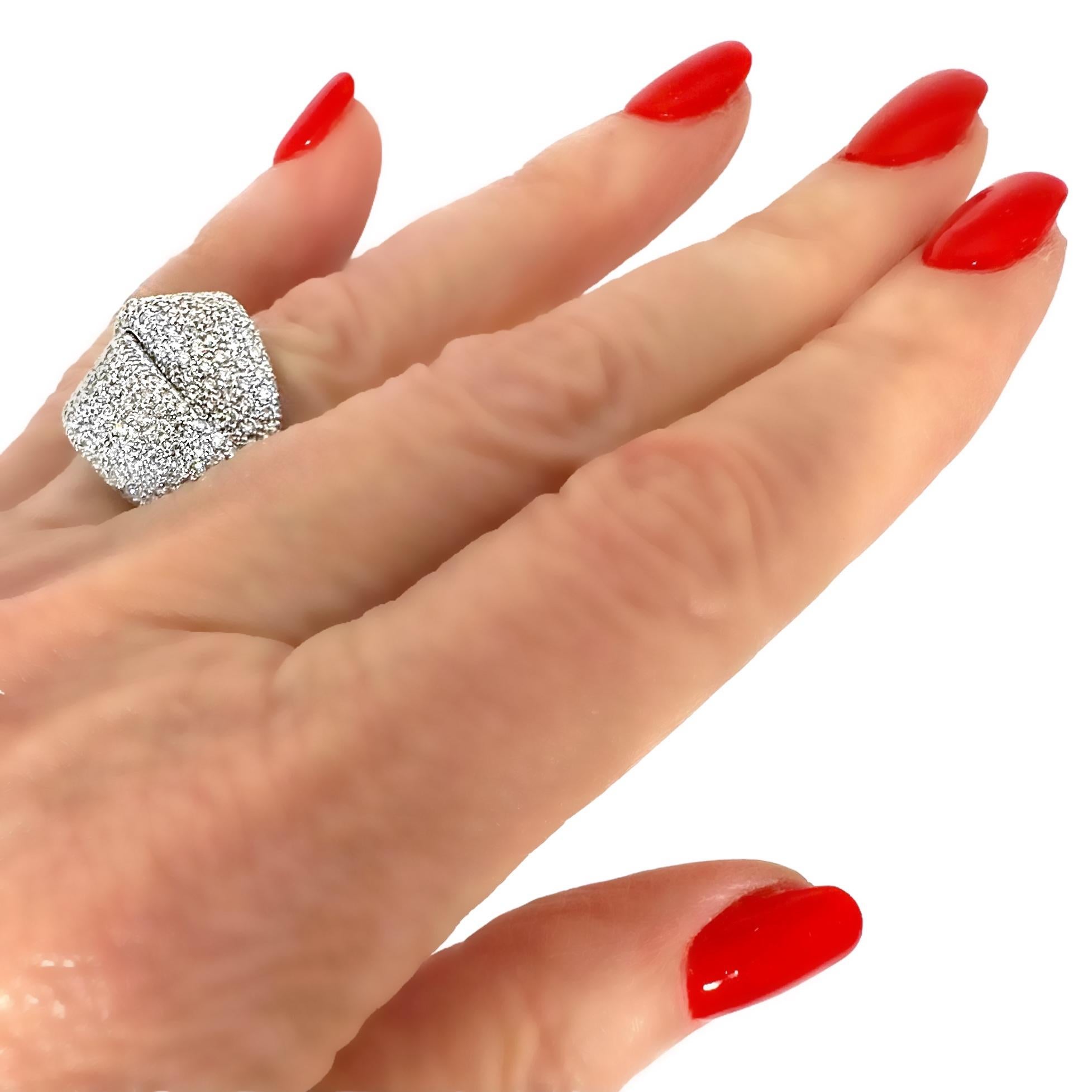 Luxuriöser 18K Weißgold & Diamant verkrusteter Bypass Dome Ring mit italienischem Flair 5