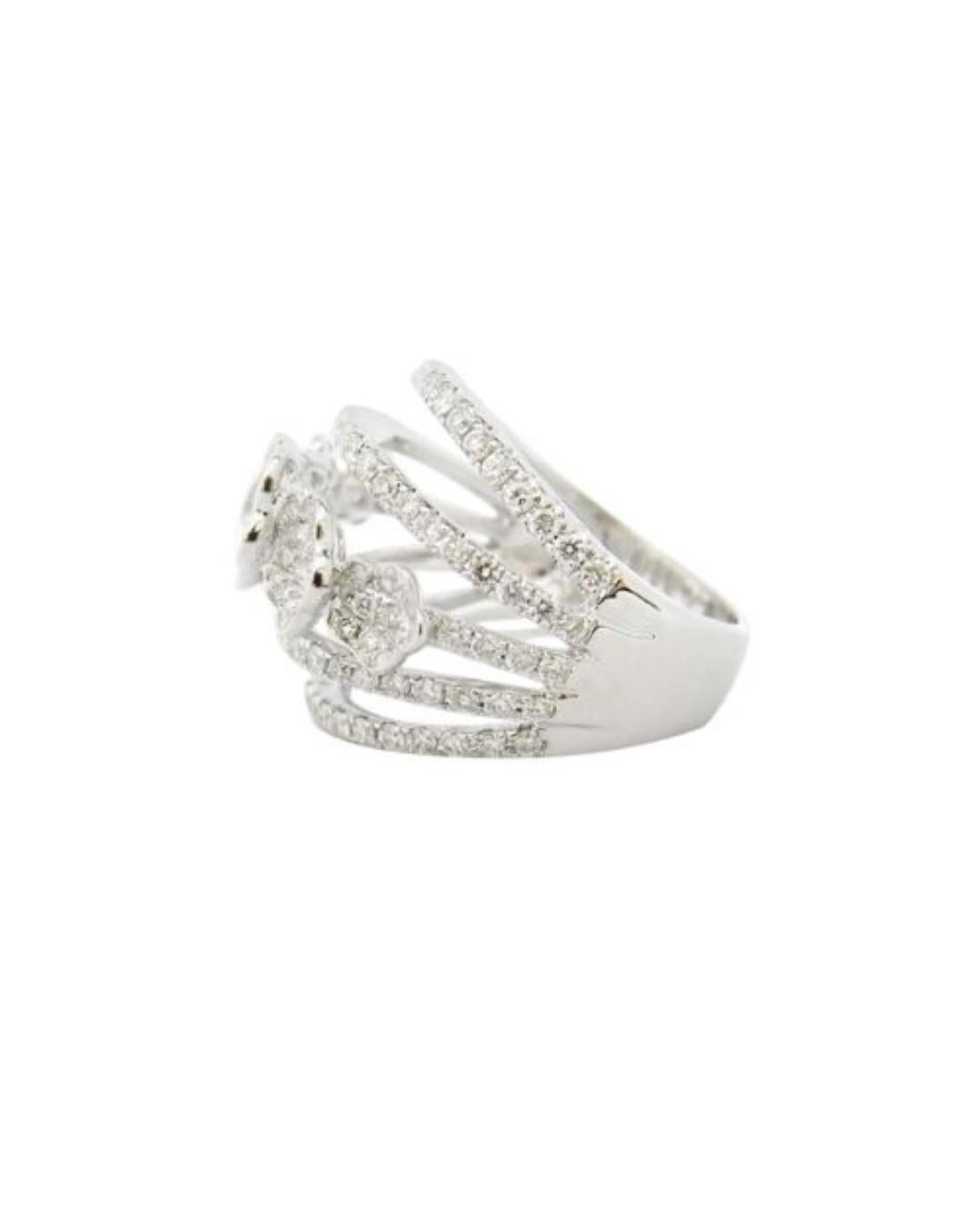 Dieser luxuriöse Diamantring aus 18 Karat Weißgold ist das ultimative Statement für raffinierte Eleganz - ideal für den glamourösen Abend oder formelle Anlässe. Die hochglanzpolierte Weißgoldfassung ist mit einer Reihe von Diamanten im