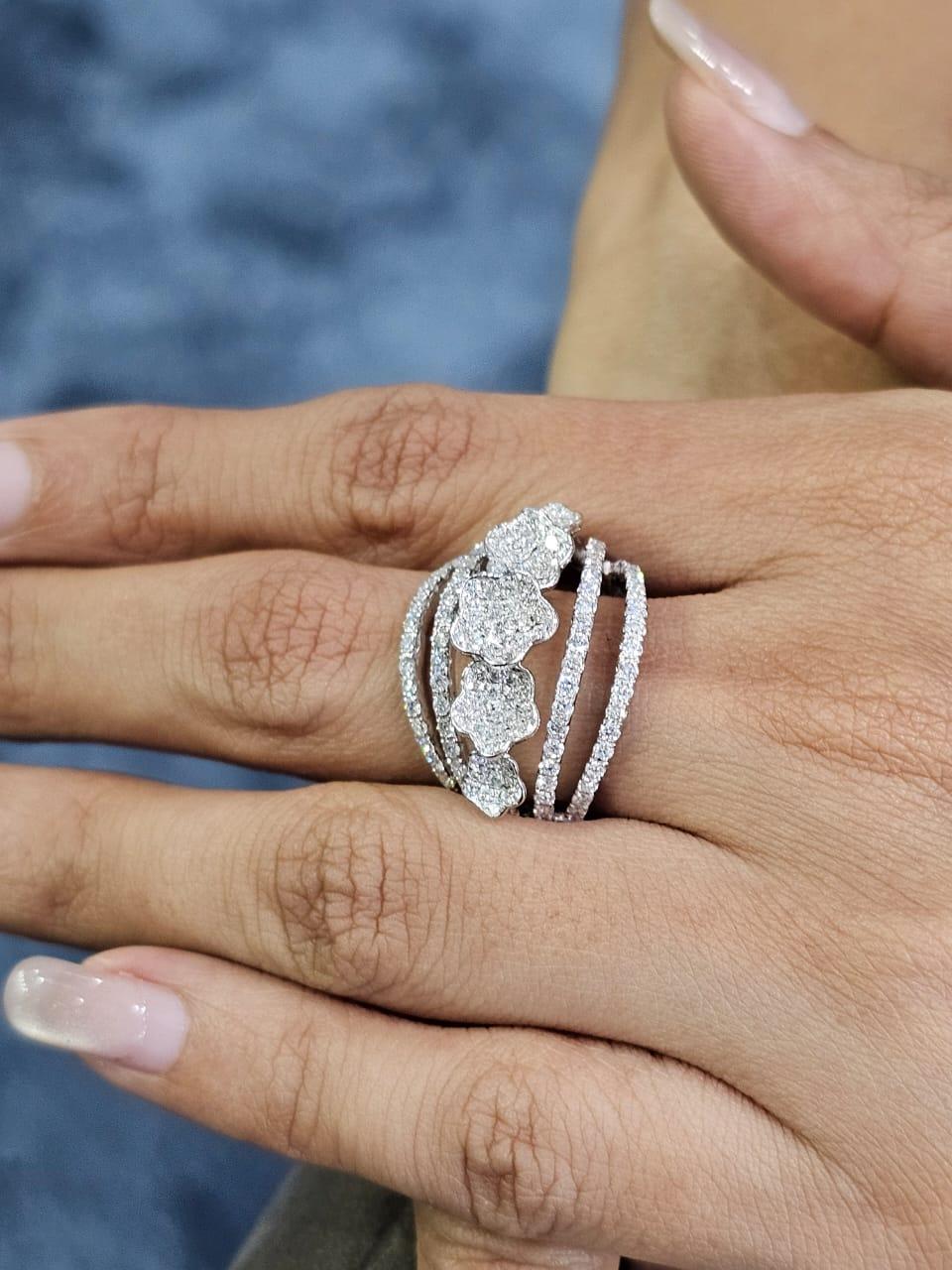 Luxuriöser Diamantring aus 18 Karat Weißgold - Perfekt für die Abendgarderobe (Rundschliff) im Angebot