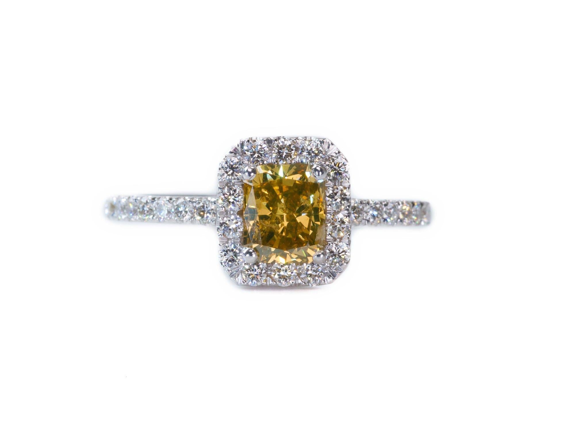 Luxuriser Halo-Ring aus 18 Karat Weigold mit 0,93 Karat natrlichen Diamanten, AIG-Zertifikat (Radiantschliff)