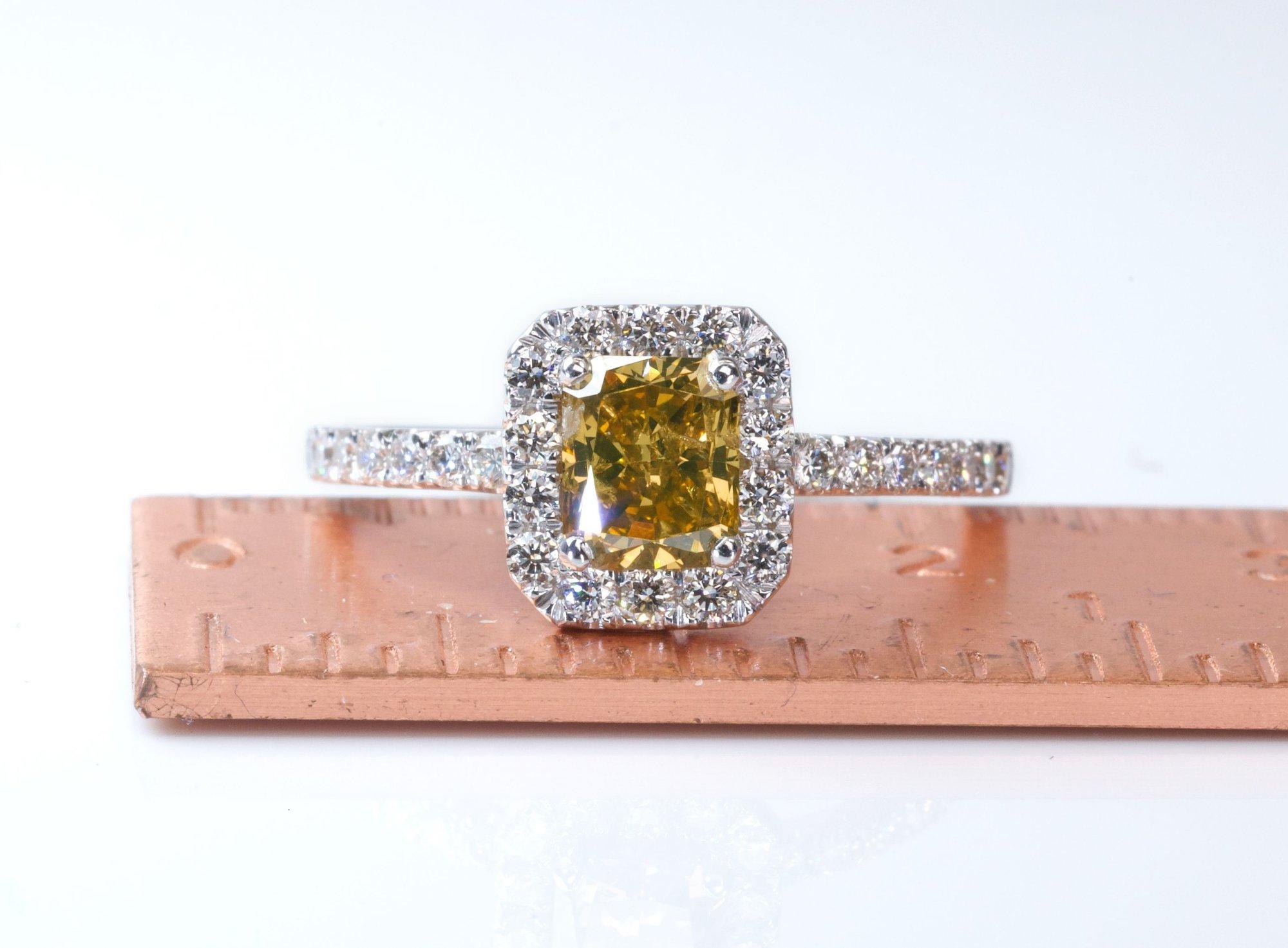 Luxuriser Halo-Ring aus 18 Karat Weigold mit 0,93 Karat natrlichen Diamanten, AIG-Zertifikat im Zustand „Neu“ in רמת גן, IL