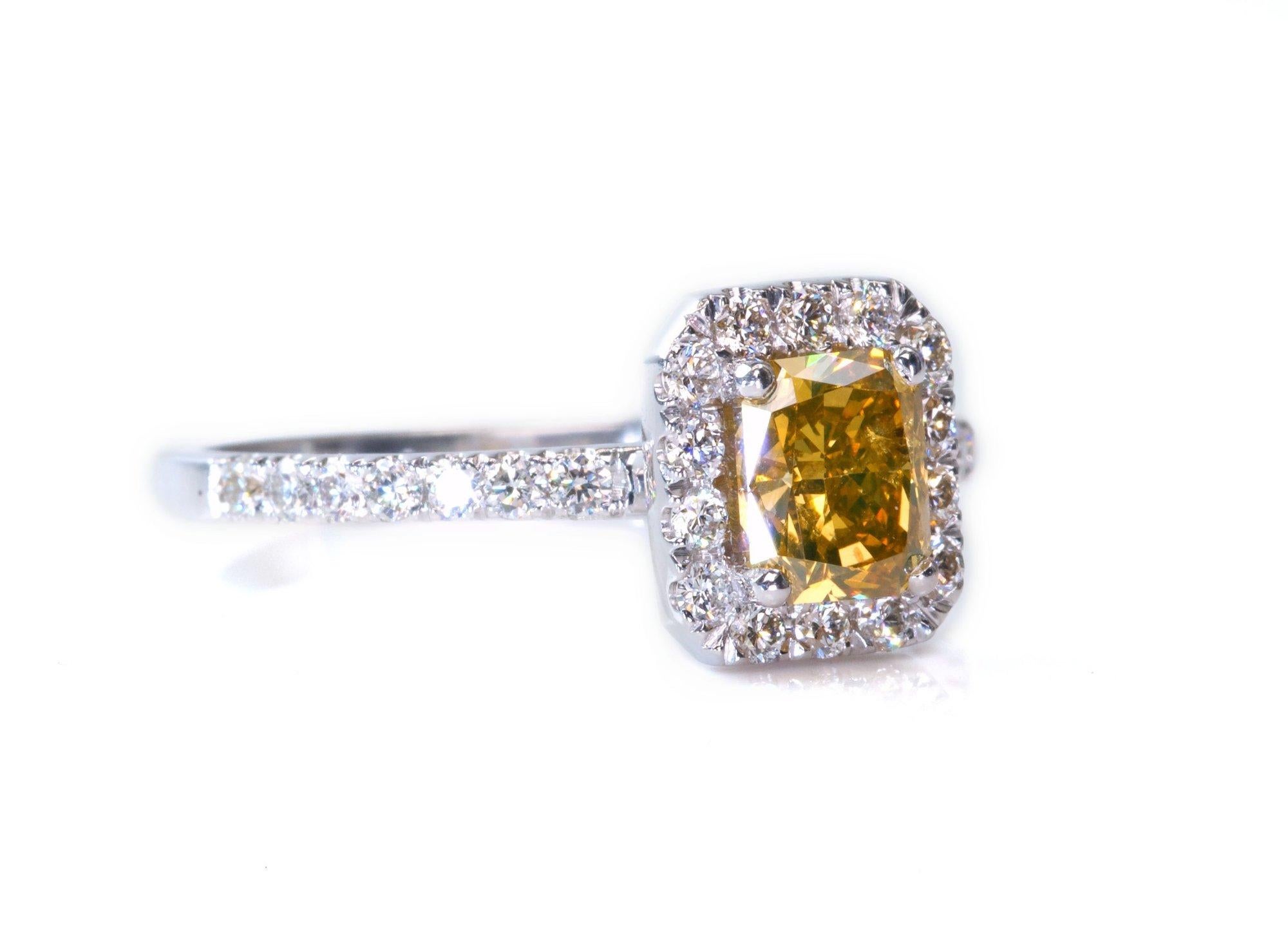 Luxuriser Halo-Ring aus 18 Karat Weigold mit 0,93 Karat natrlichen Diamanten, AIG-Zertifikat 2