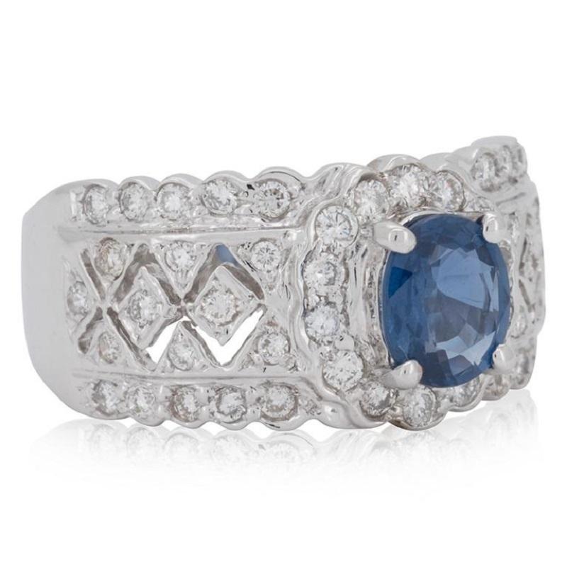 Luxurious 18K White Gold Halo Ring with 0.55 Ct Natural Sapphire and Diamonds In New Condition For Sale In רמת גן, IL