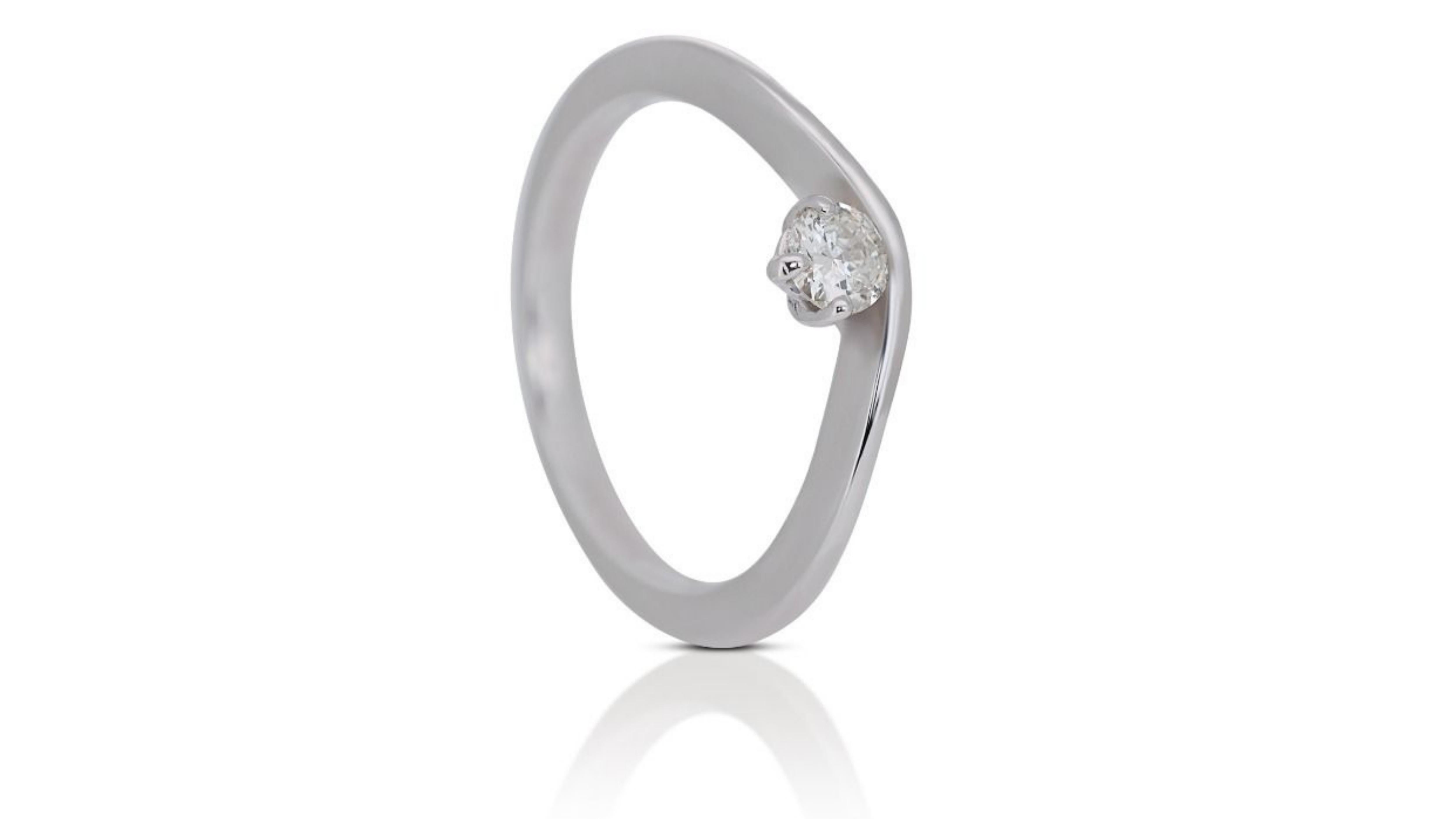 Round Cut Luxurious 18k White Gold Ring 0.19 ct. Round Brilliant Solitaire Diamond For Sale