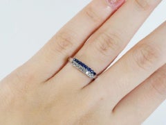 Wunderschöner 0,44 Karat blauer und H-farbener halber Eternity-Diamantring mit Diamanten