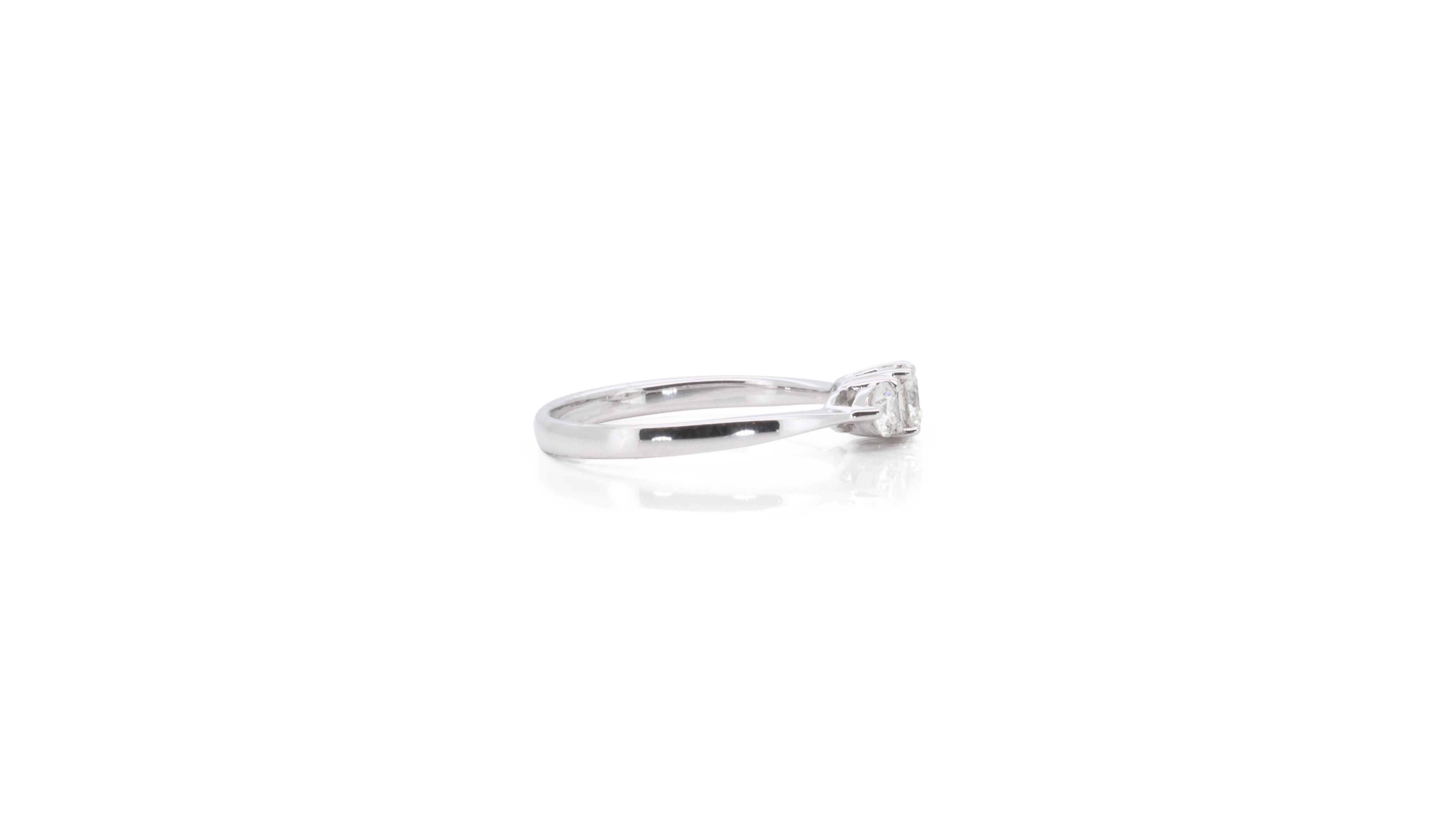 Round Cut Luxurious 18k White Gold Three Stone Ring with 0.25 Ct Natural Diamonds For Sale
