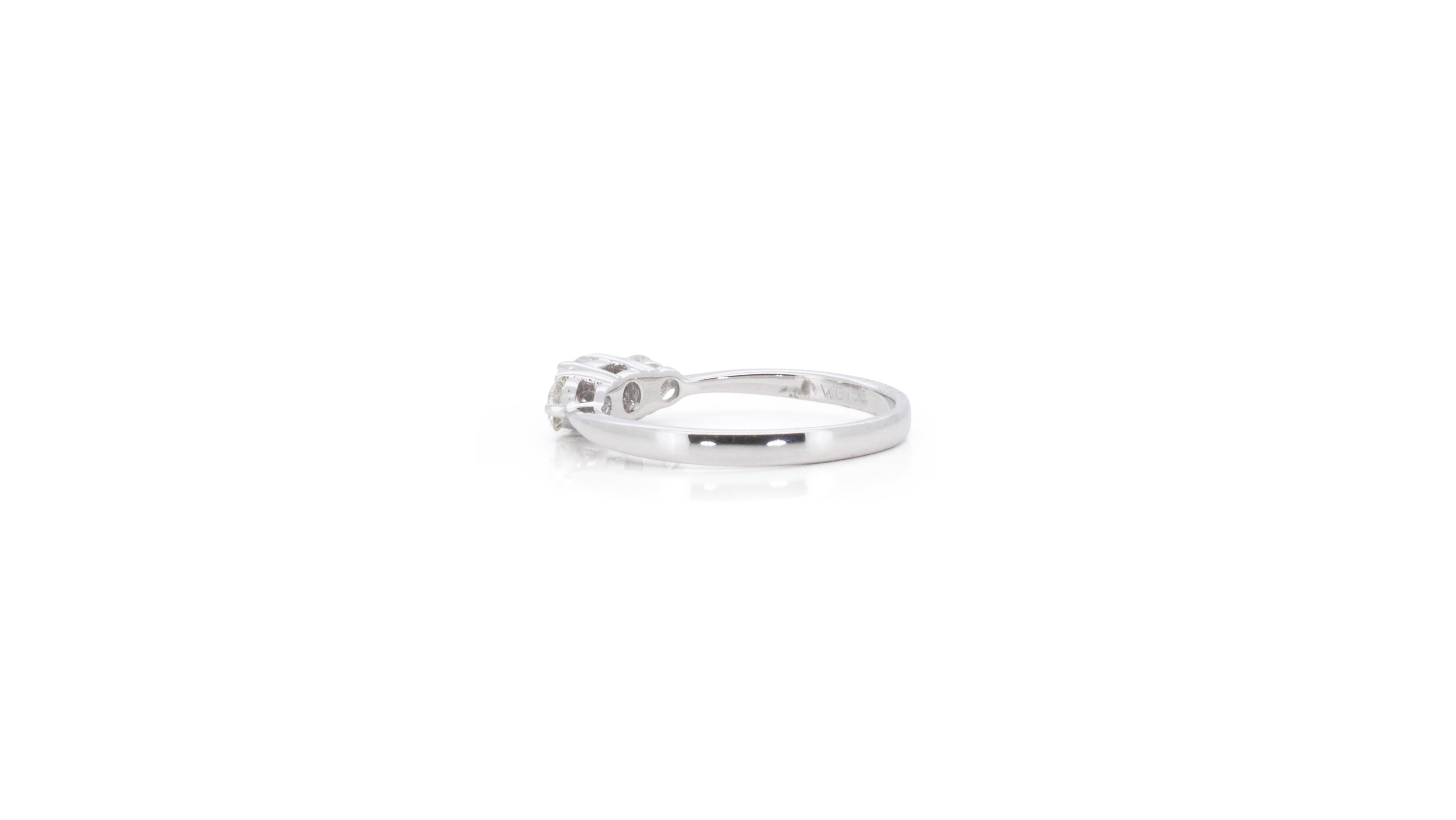 Women's Luxurious 18k White Gold Three Stone Ring with 0.25 Ct Natural Diamonds For Sale