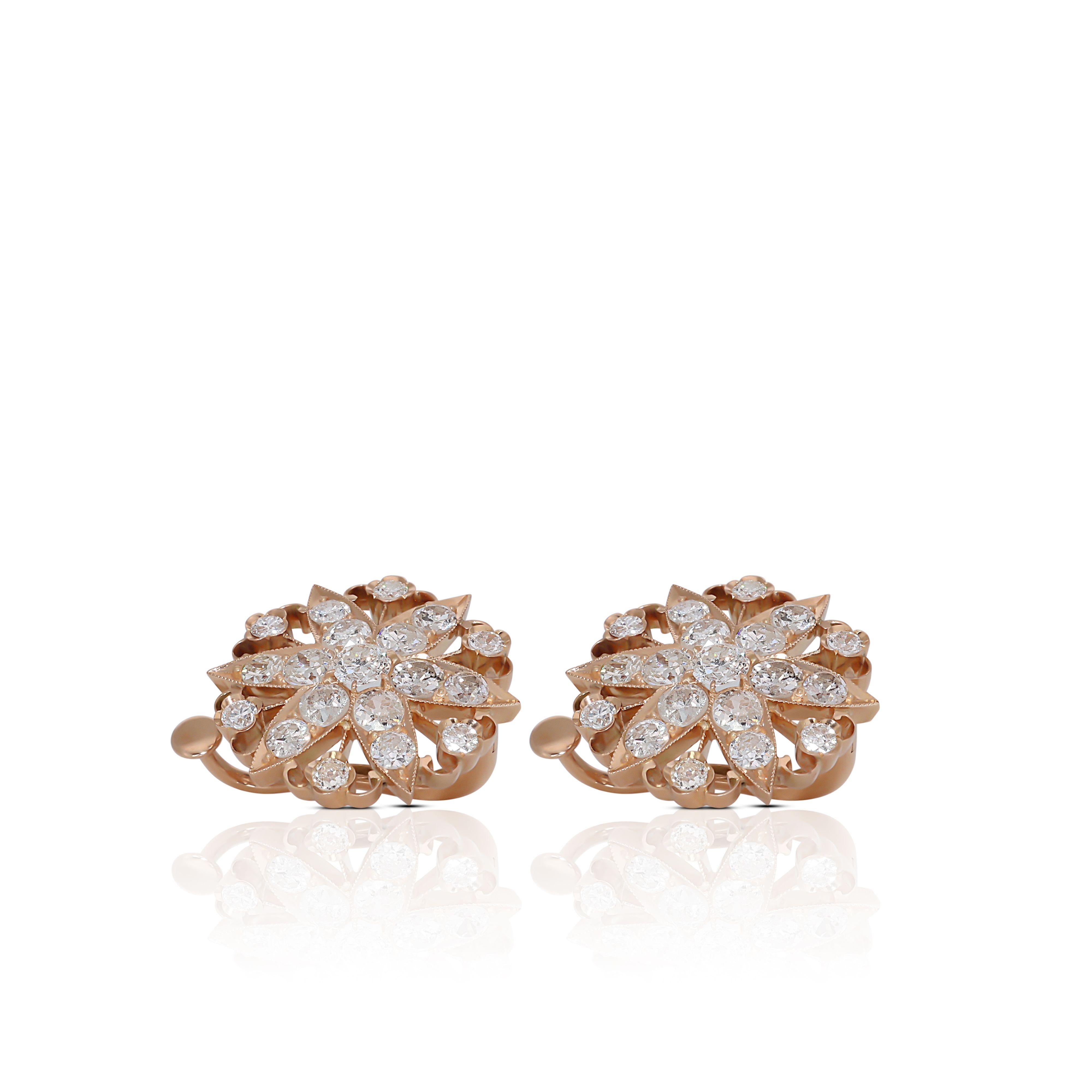 Luxurious 18k Yellow Gold Cluster Earrings with 2.06 Carat of Natural Diamonds In New Condition For Sale In רמת גן, IL