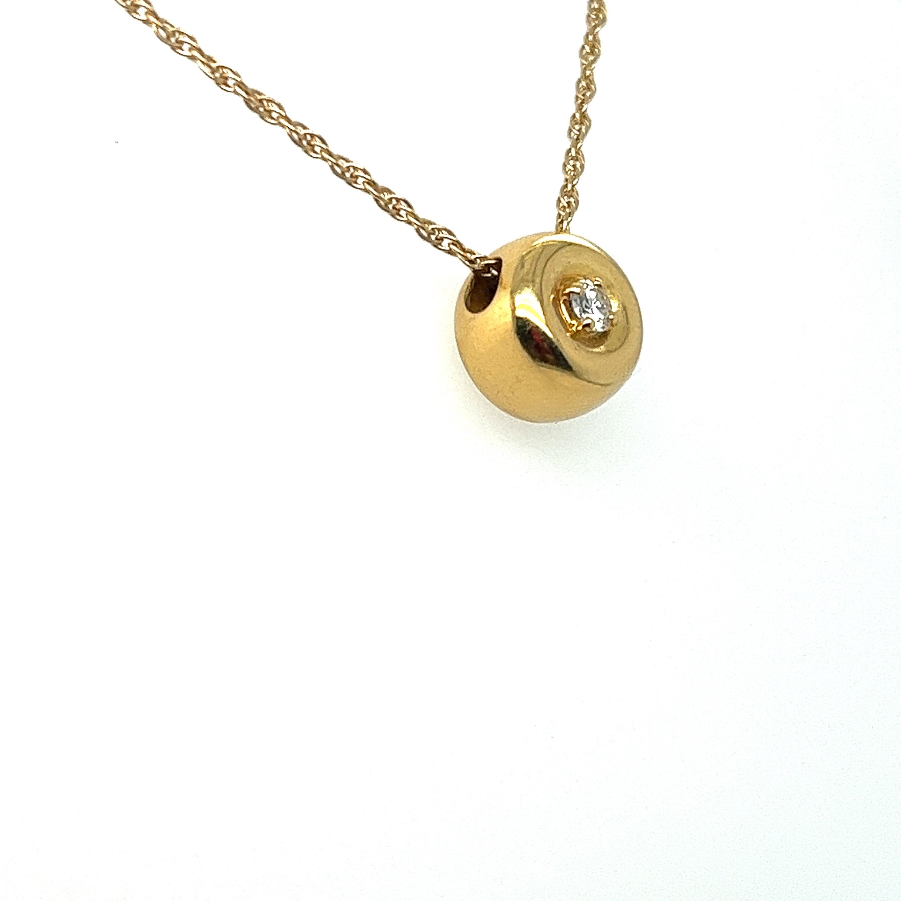 Luxurious 18kt Gold Bauble Pendant with Top-Quality Diamond, France. In Good Condition In Miami, FL