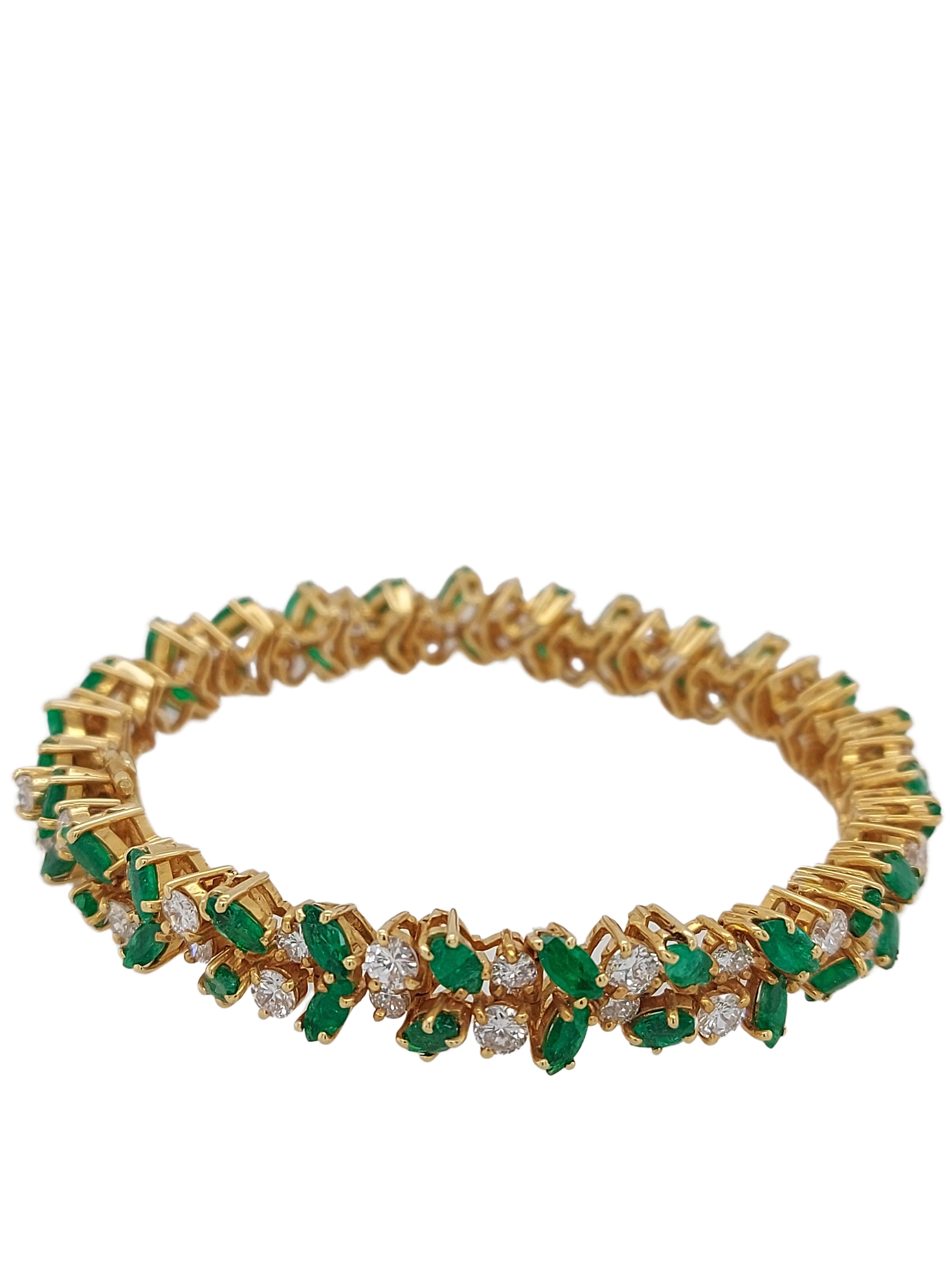 Luxuriöses Armband aus 18 Karat Gold mit 6,75 Karat Diamanten und 10 Karat Smaragden (Kunsthandwerker*in) im Angebot