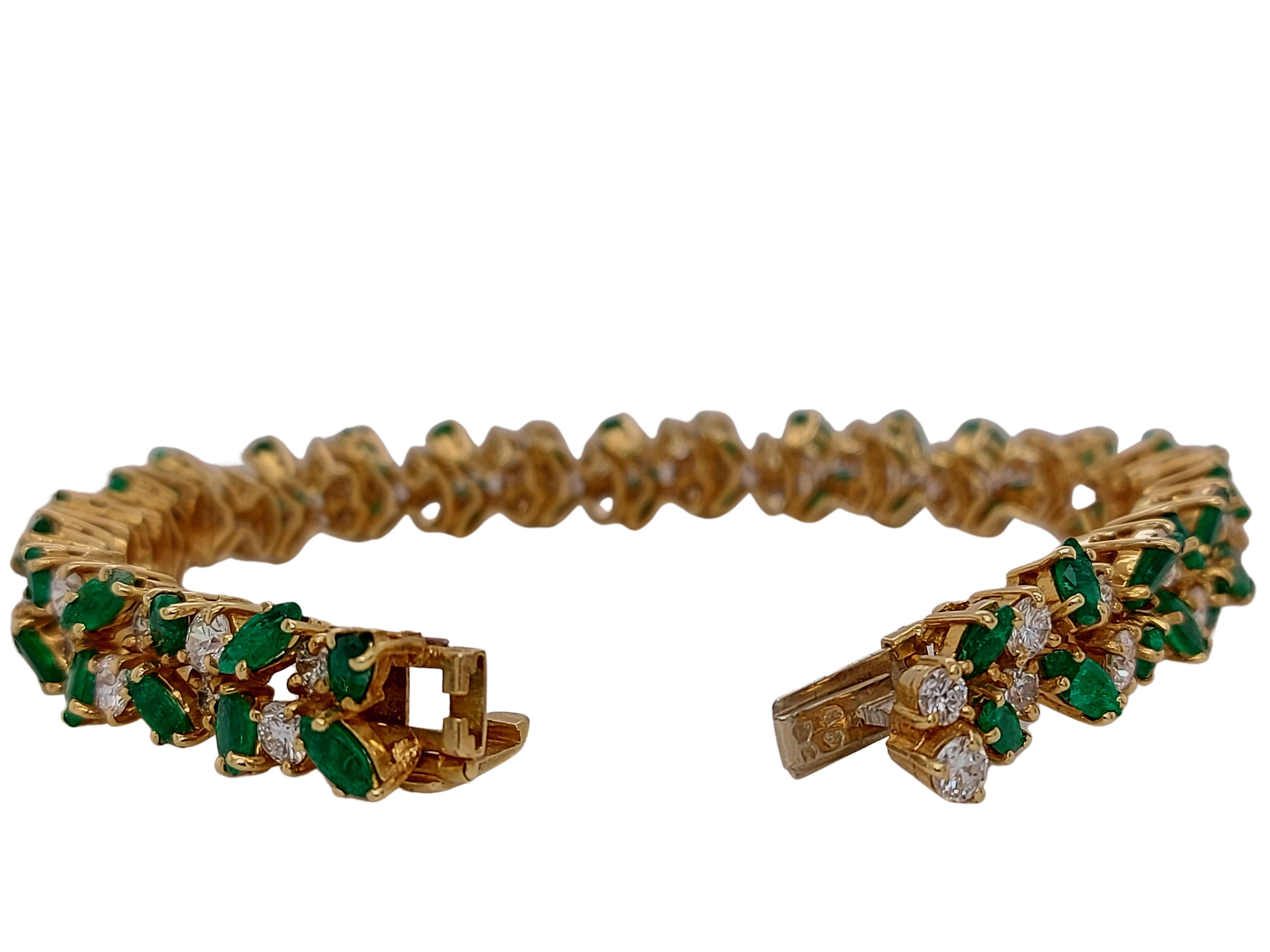 Artisan Luxurious 18 Karat Gold Bracelet with 6.75 Carat Diamonds and 10 Carat Emeralds For Sale