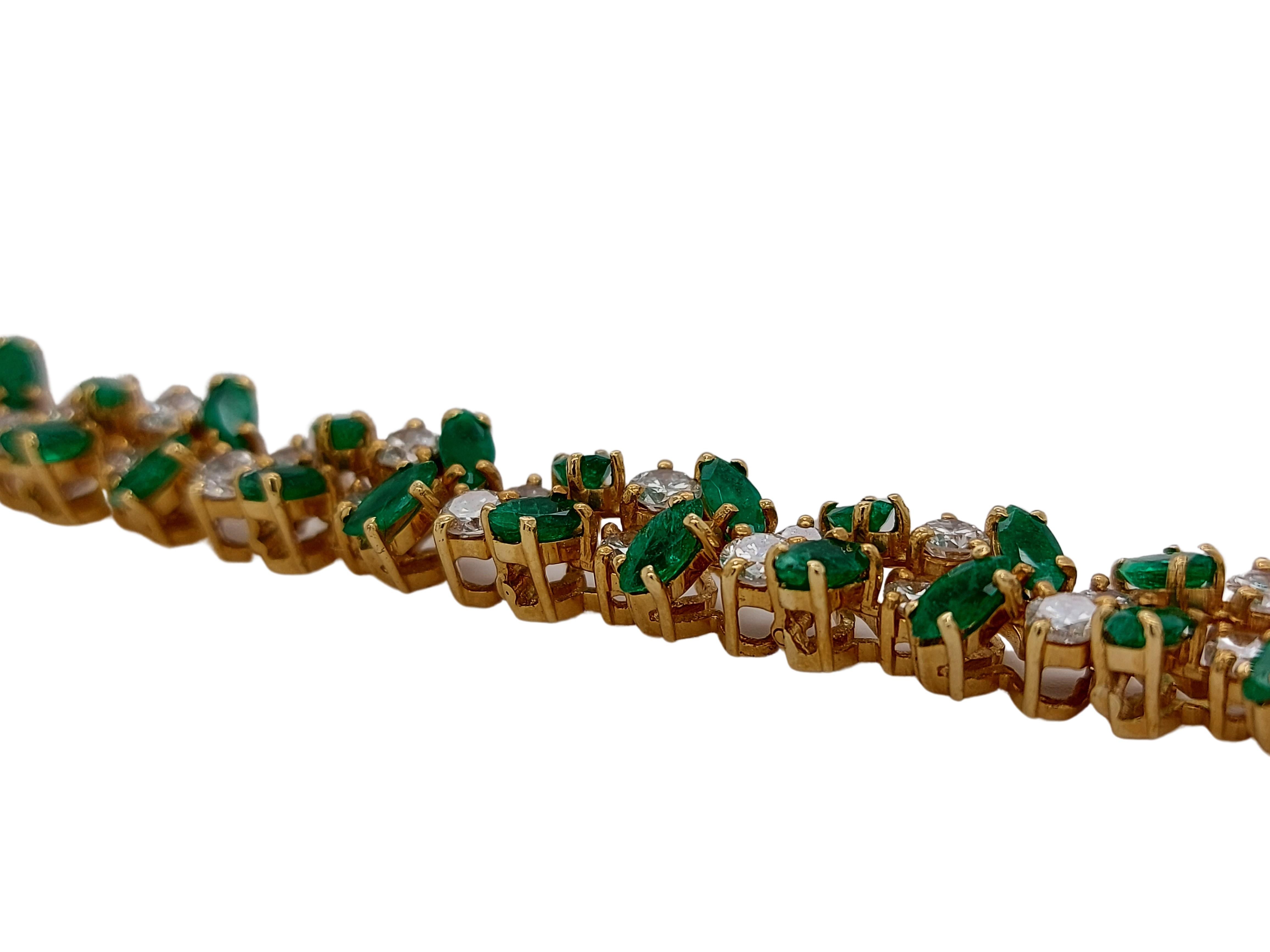 Luxurious 18 Karat Gold Bracelet with 6.75 Carat Diamonds and 10 Carat Emeralds In Excellent Condition For Sale In Antwerp, BE