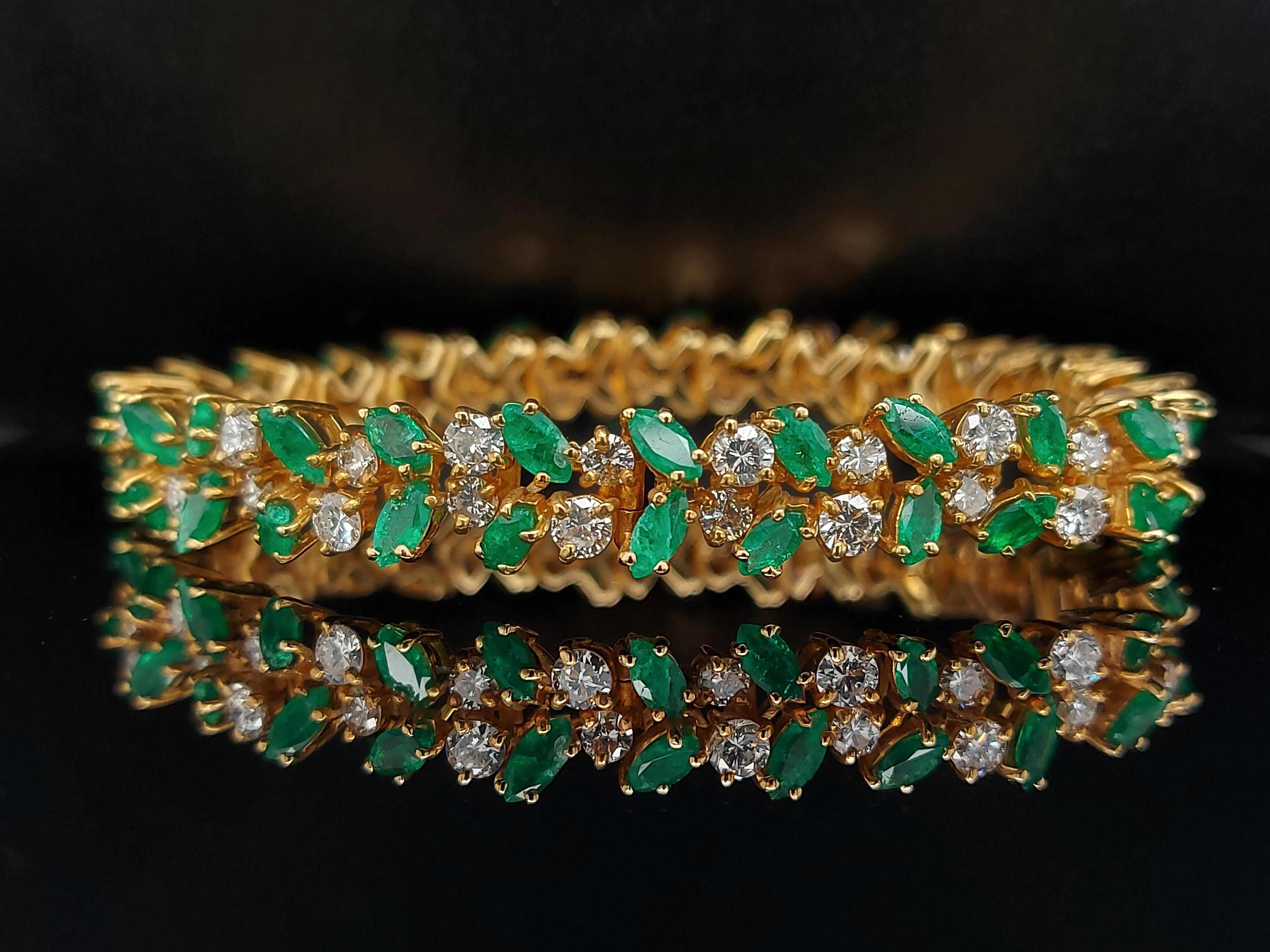 Women's or Men's Luxurious 18 Karat Gold Bracelet with 6.75 Carat Diamonds and 10 Carat Emeralds For Sale