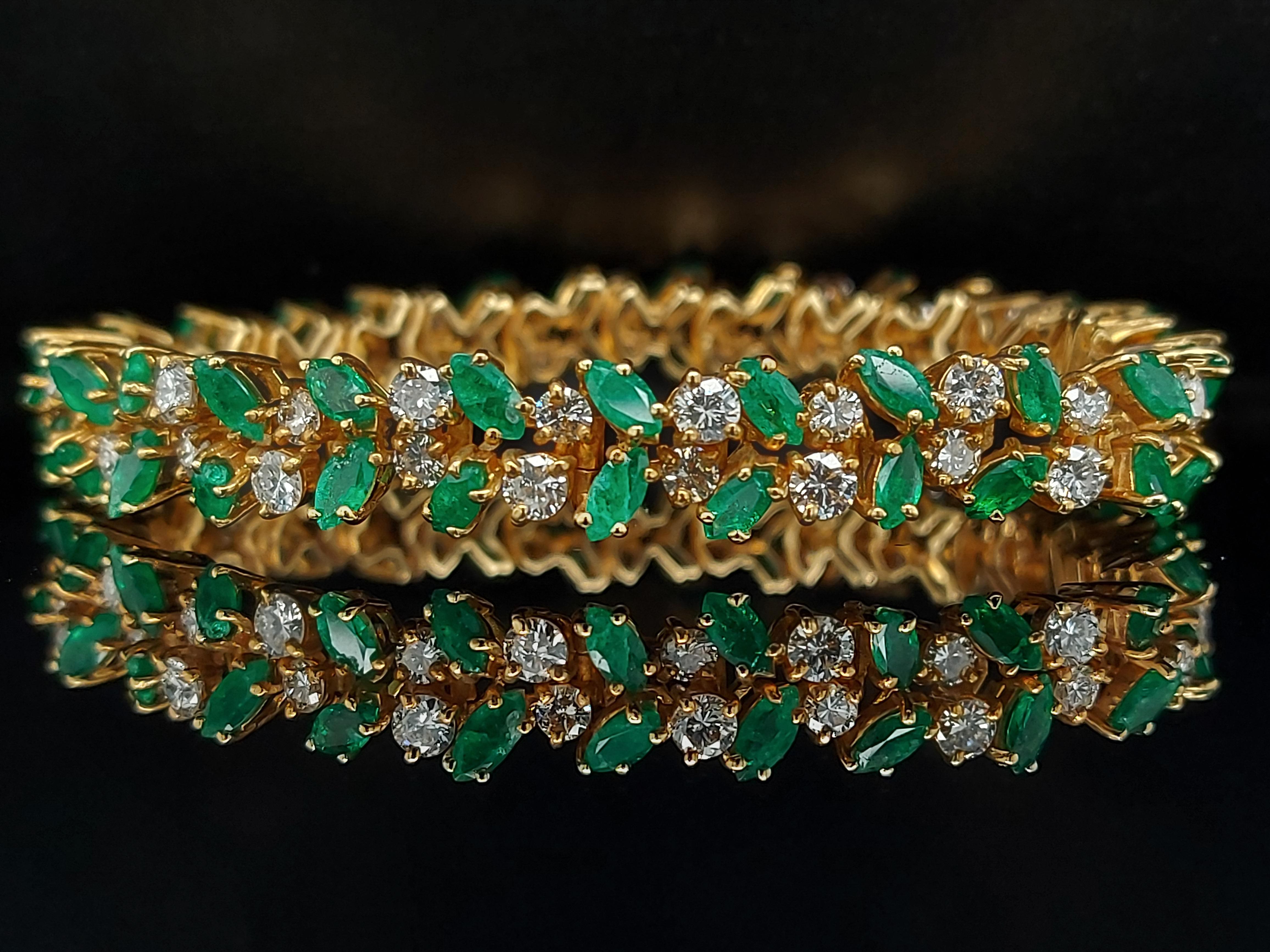Luxurious 18 Karat Gold Bracelet with 6.75 Carat Diamonds and 10 Carat Emeralds For Sale 1
