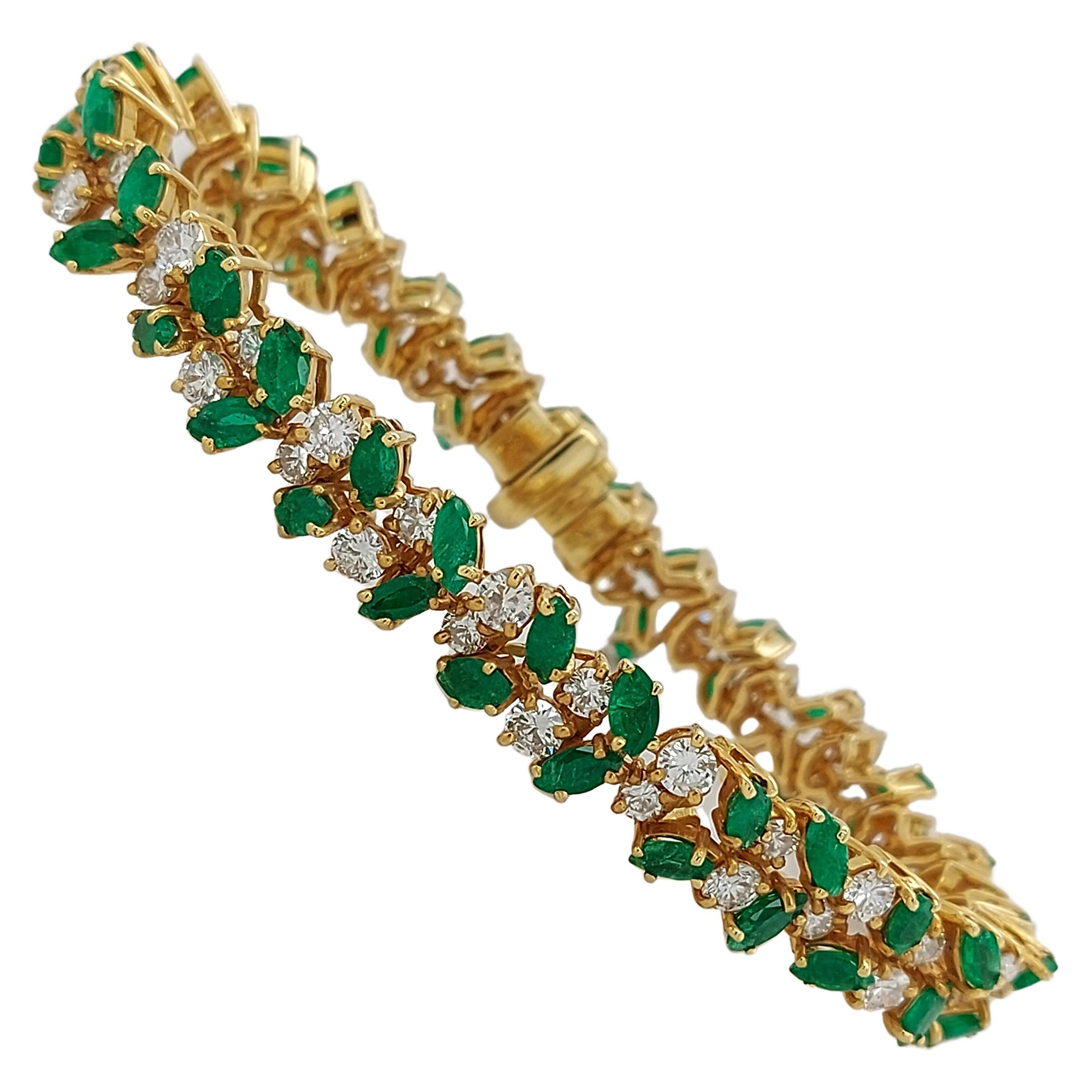 Luxurious 18 Karat Gold Bracelet with 6.75 Carat Diamonds and 10 Carat Emeralds For Sale