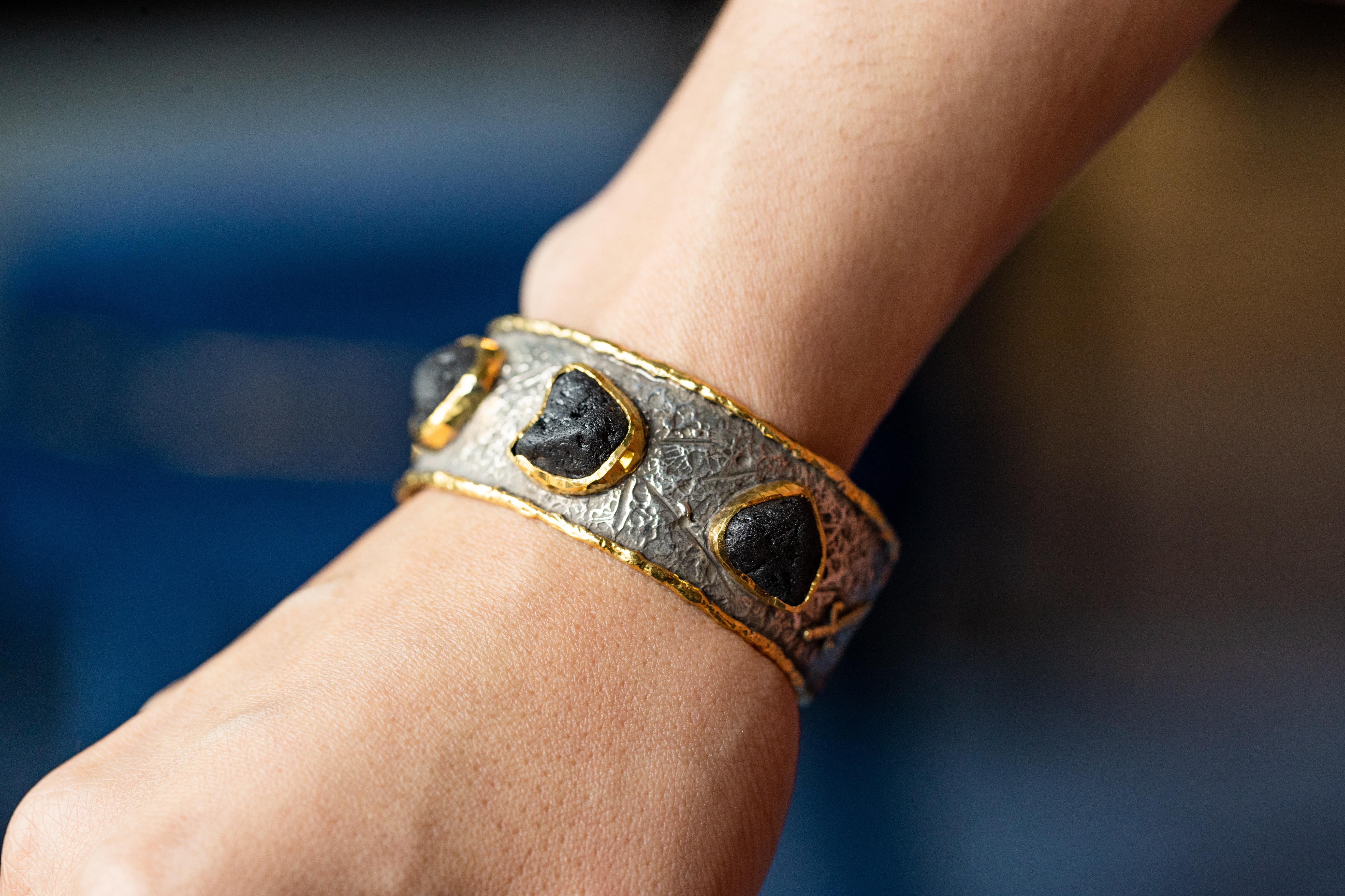 Luxuriöses Manschettenarmband aus 24 Karat Gold und Silber mit schwarzem Turmalin von Victor Velyan (Moderne) im Angebot