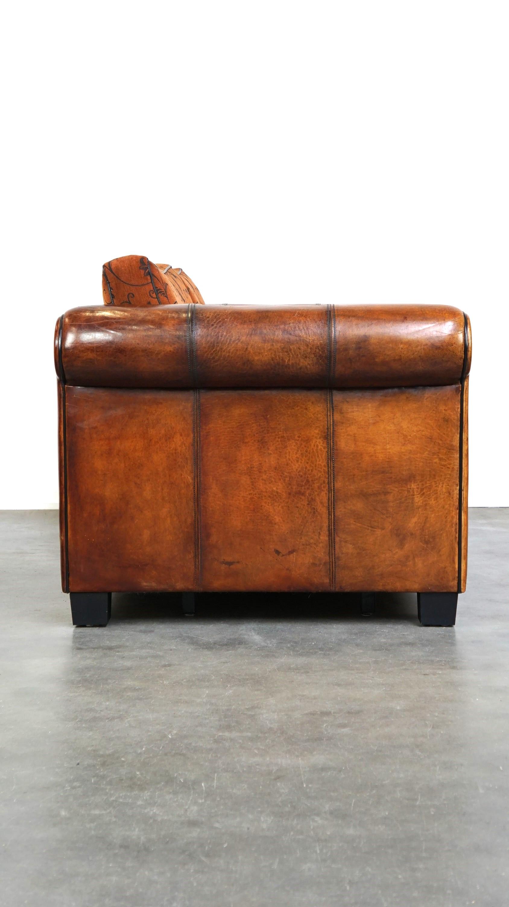Questo fantastico divano a 2,5 posti in pelle di pecora emana lusso e offre un'incredibile comodità di seduta. Il divano viene fornito con la seduta originale sfusa e i cuscini decorativi. I braccioli staccabili sono facili da rimuovere, per