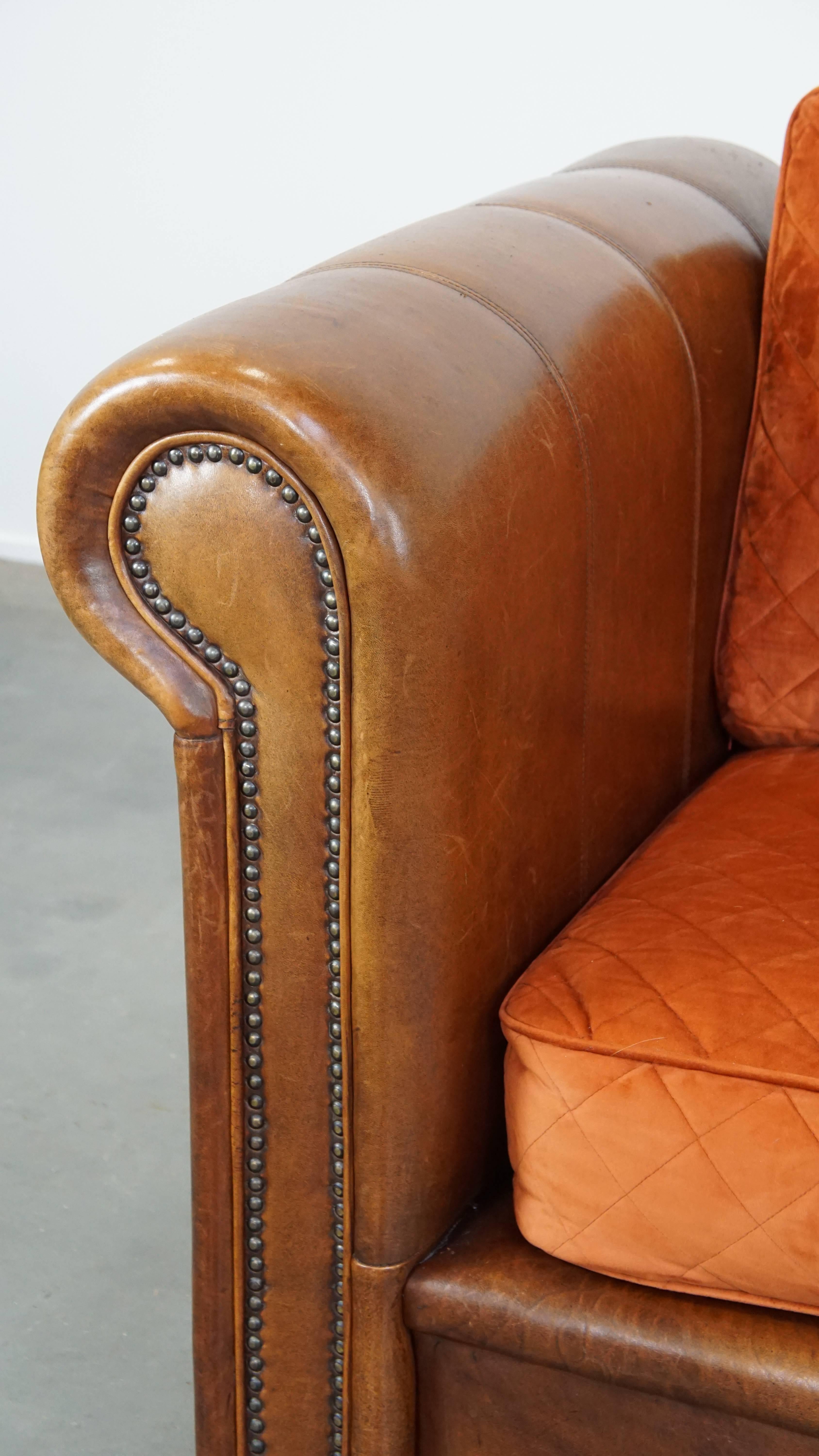 Luxurious 2.5-seater sheepskin sofa of top quality with orange fabric cushions For Sale 5