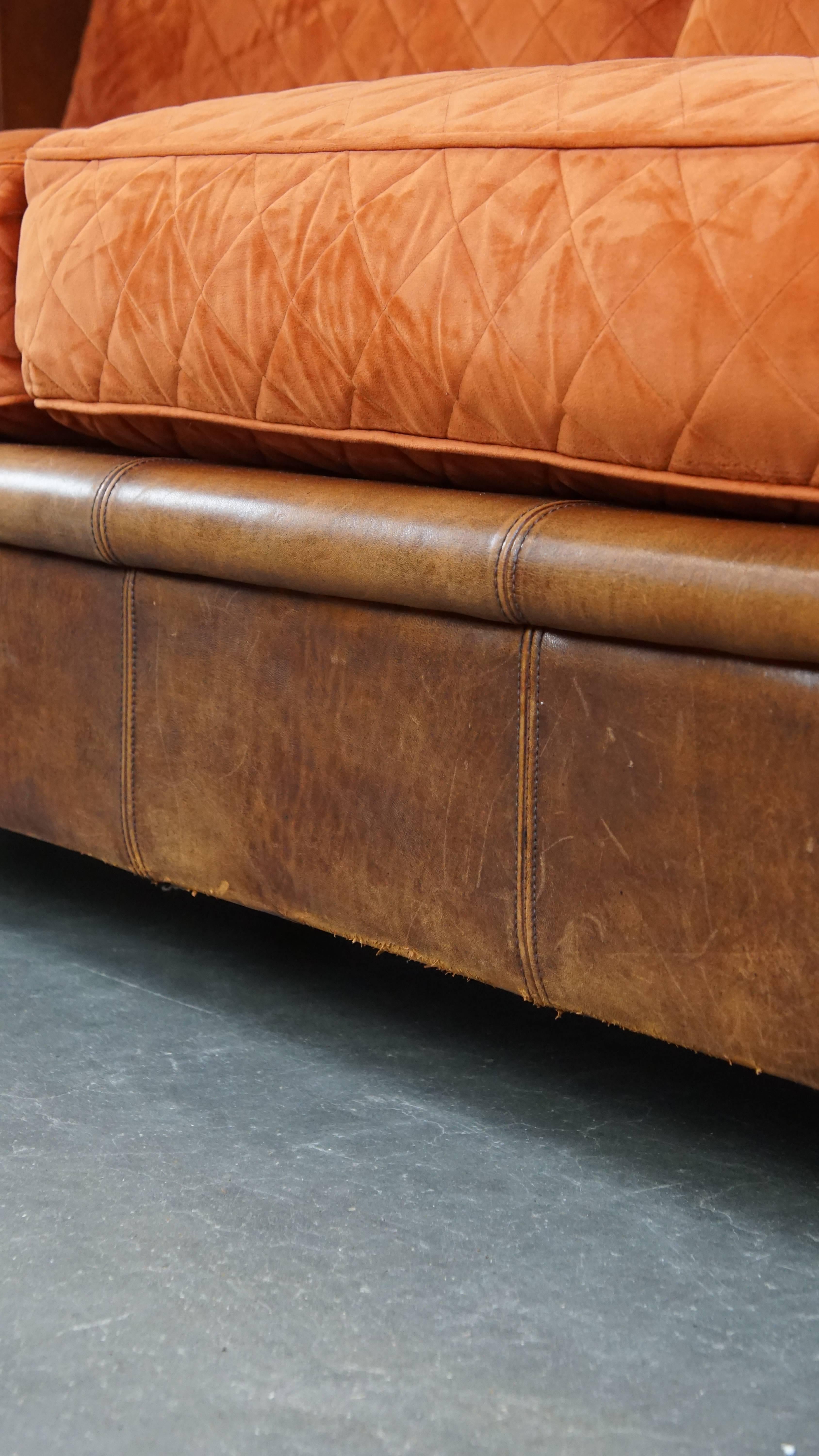 Luxurious 2.5-seater sheepskin sofa of top quality with orange fabric cushions For Sale 6